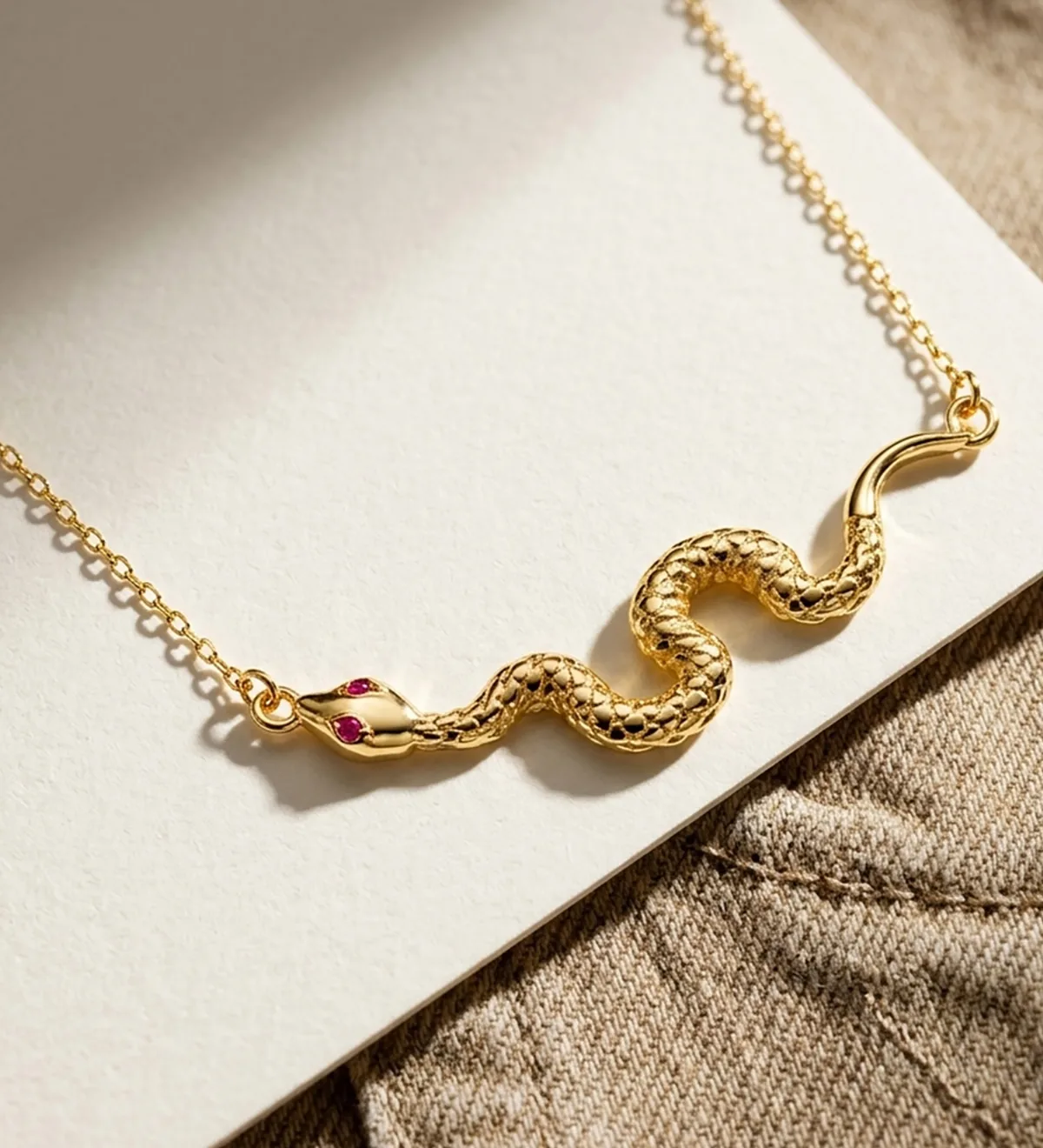 18K COLGANTE ORO AMARILLO SERPIENTE OJOS CIRCONITAS ROJAS 40X9 MM. CADENA FORZADA: 45-5 CM — vista 2