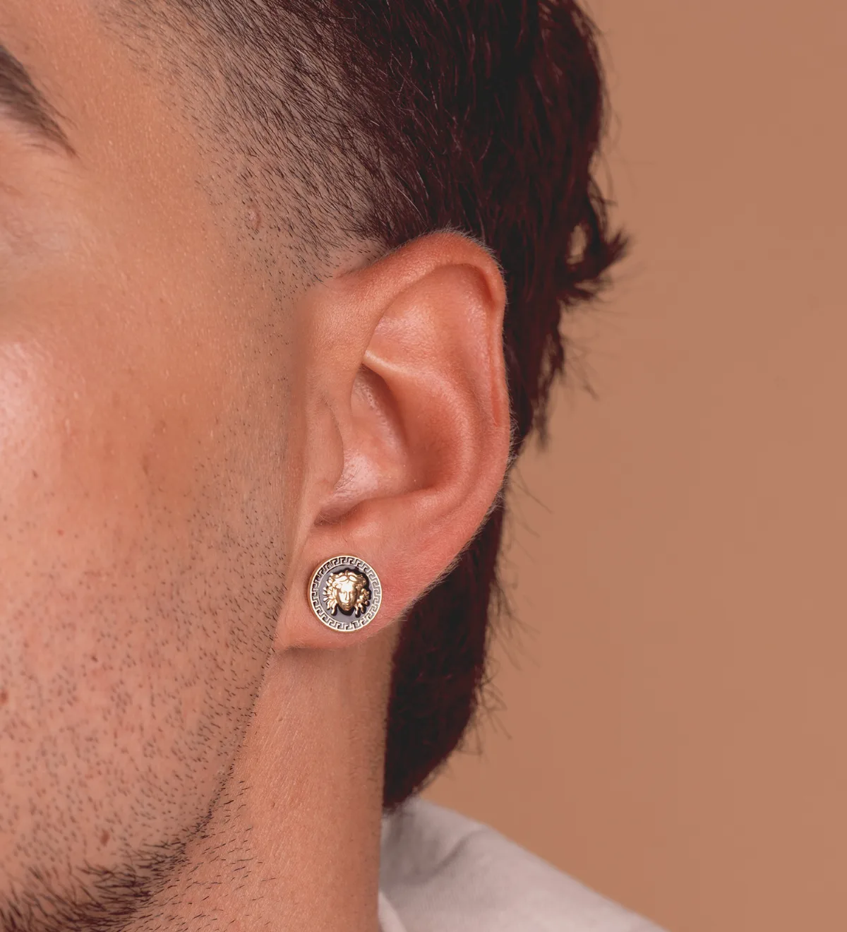 18K PENDIENTES ORO AMARILLO MEDUSA Y BORDE DE GRECA ESMALTE NEGRO. ANCHO: 12 MM. CIERRE PRESION — vista 2