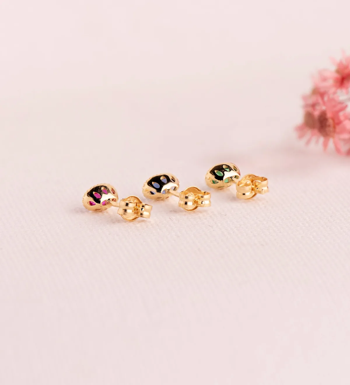 18K PENDIENTES ORO AMARILLO OVAL PIEDRA VERDE BORDES BOLITAS. MEDIDA: 6 X 4MM. CIERRE PRESION — vista 3