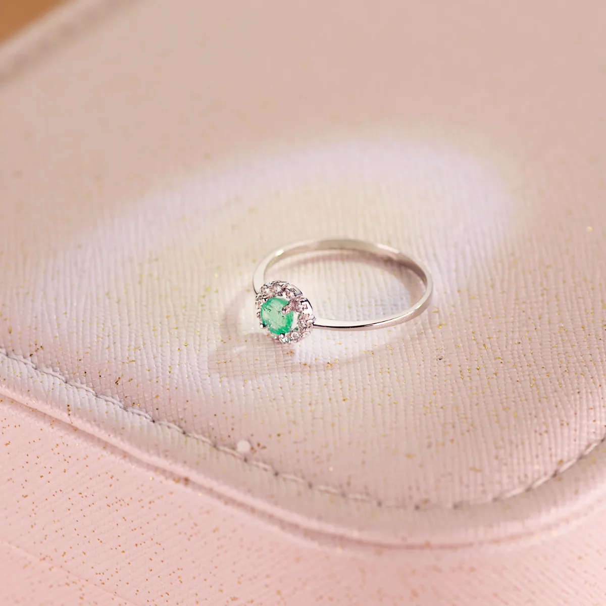 18K SORTIJA ORO BLANCO CON ESMERALDA 4MM Y 0,26 QTES Y CIRCONITAS. CUAJO 7 X 7 M — vista 2