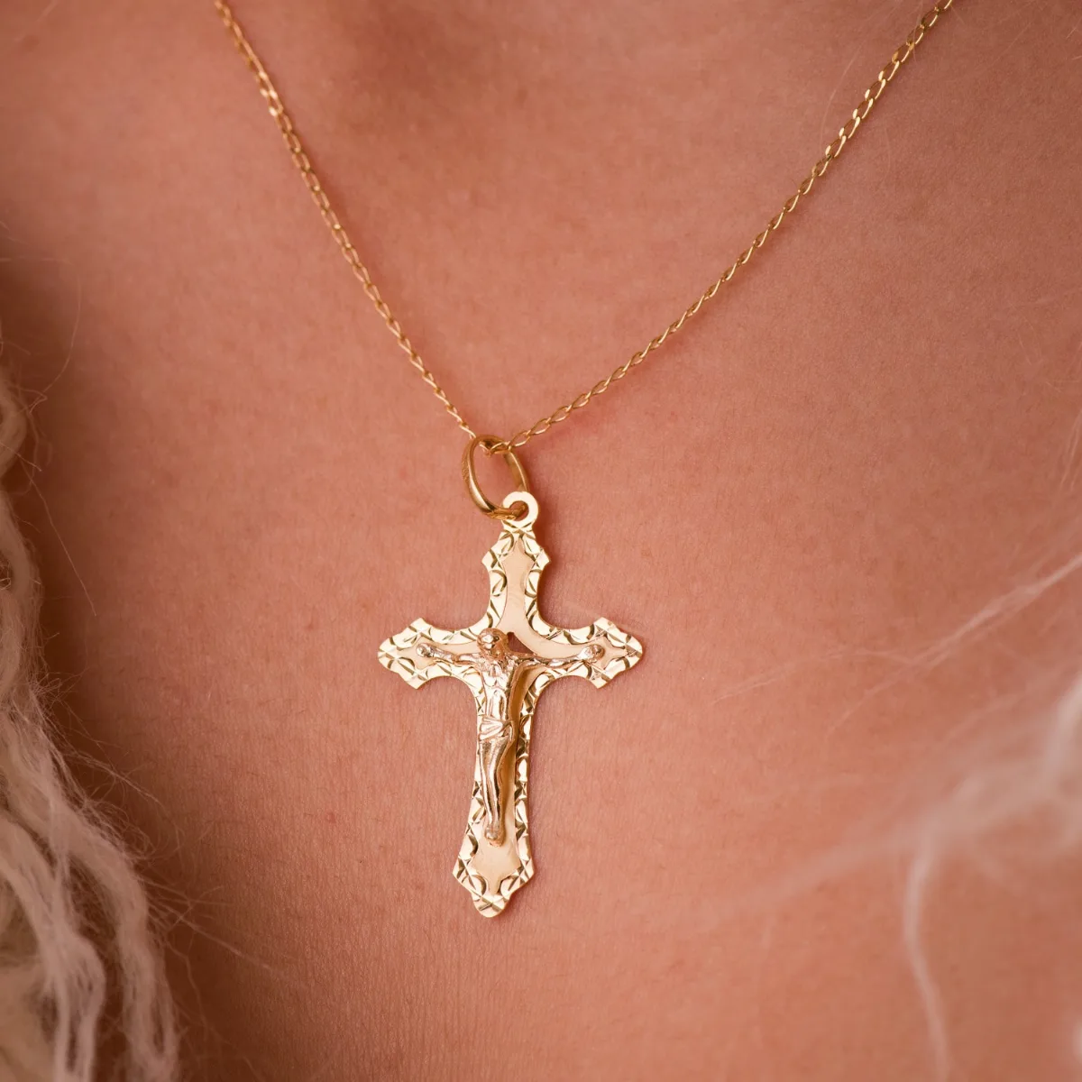 18K CRUZ ORO AMARILLO CON CRISTO TALLADA 35X22 MM — vista 2