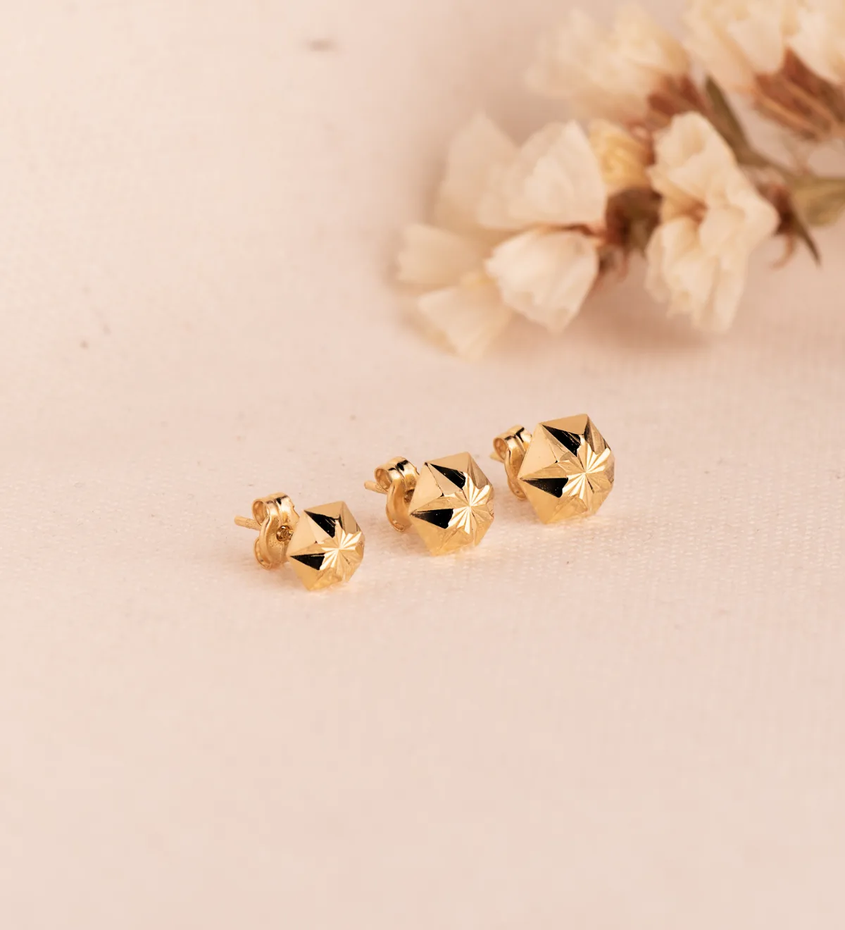 18K PENDIENTES ORO AMARILLO CLAVO ESTRELLA TALLADOS. MEDIDA: 8 X 7 MM. CIERRE PRESION — vista 2