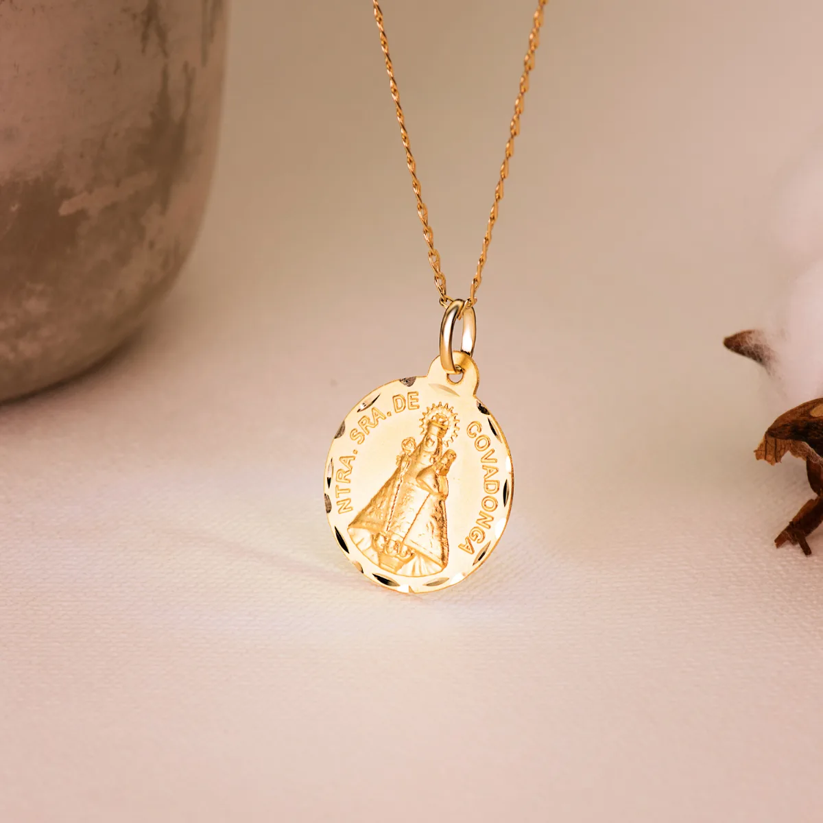 18K MEDALLA ORO AMARILLO DE LA VIRGEN DE COVADONGA 22 MM TALLADA — vista 2