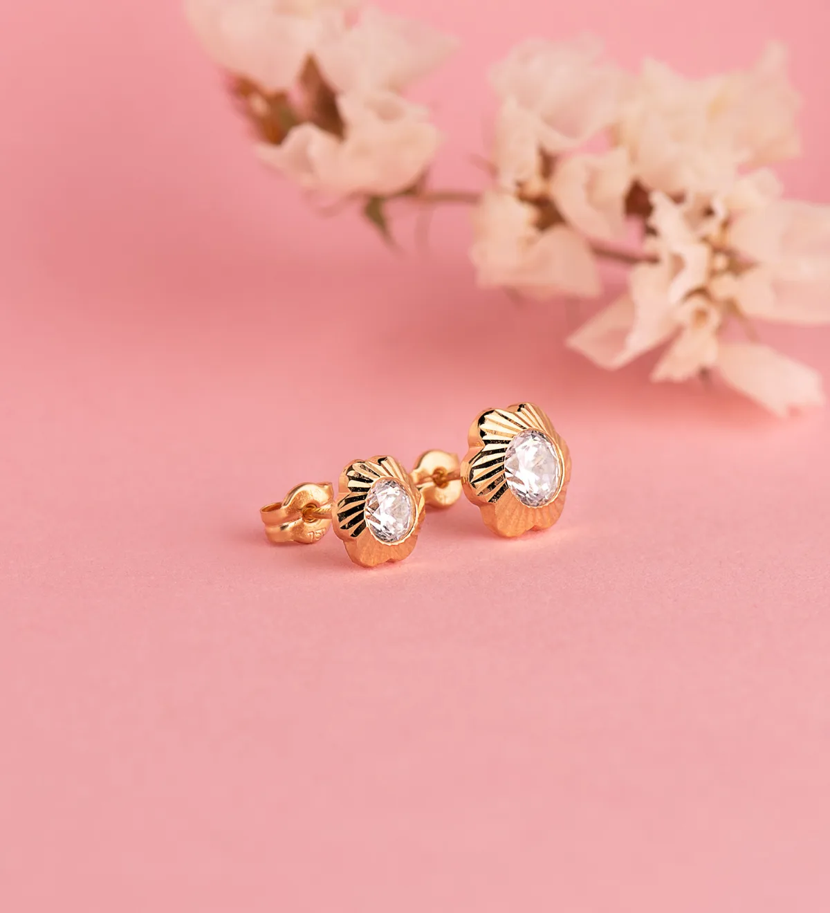 18K PENDIENTES ORO AMARILLO CHATON  FLOR ORLA TALLADA CIRCONITA. MEDIDA: 9MM CIERRE PRESION — vista 2