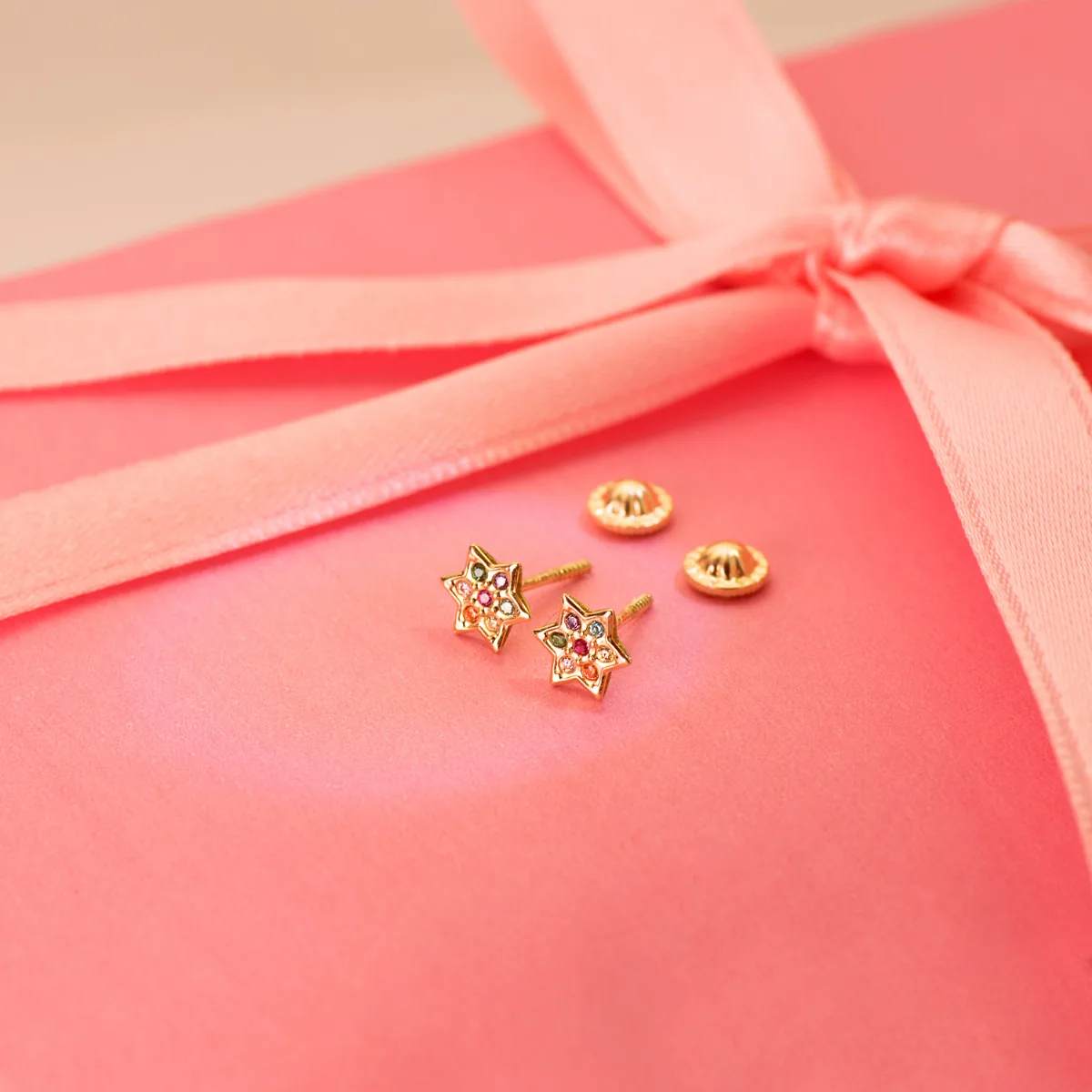 18K PENDIENTES ORO AMARILLO ESTRELLA CON CIRCONITA COLORES 6X6 MM CIERRE TUERCA — vista 2