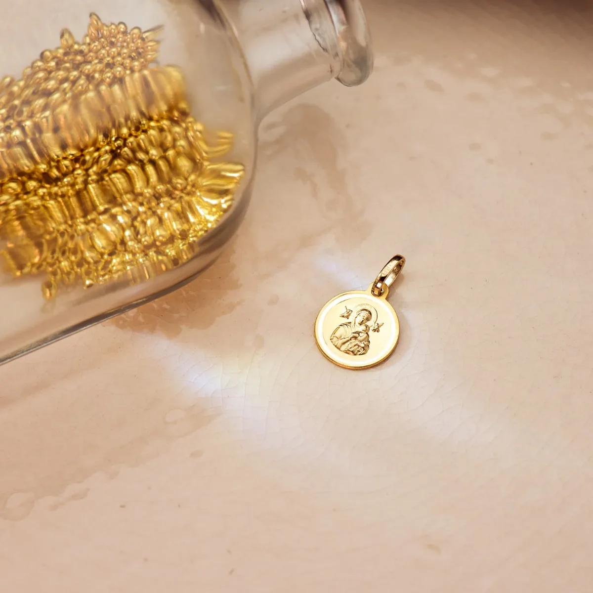 18K MEDALLA ORO AMARILLO VIRGEN DEL PERPETUO SOCORRO BISEL 12 MM — vista 2