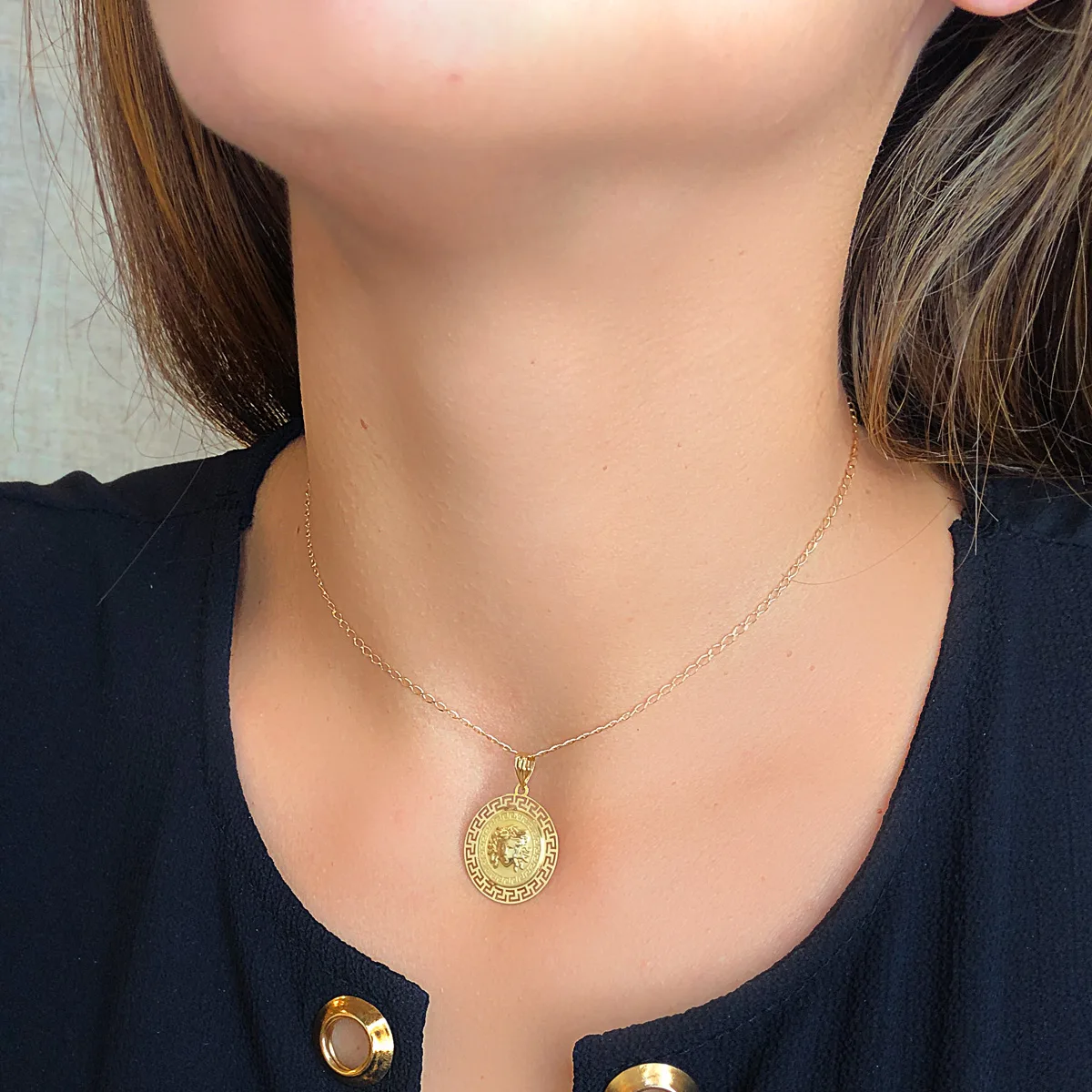 18K MEDALLA ORO AMARILLO MEDUSA CON BORDE CALADA Y GRECA MATIZADA 27 MM — vista 3