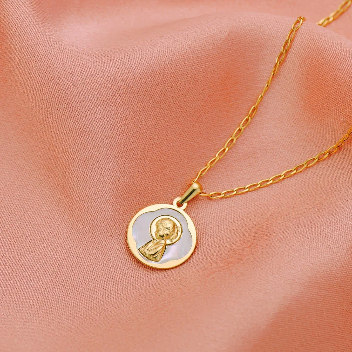 18K MEDALLA ORO AMARILLO REDONDA CON NACAR BLANCO Y VIRGEN NIÑA. 15 MM — vista 2