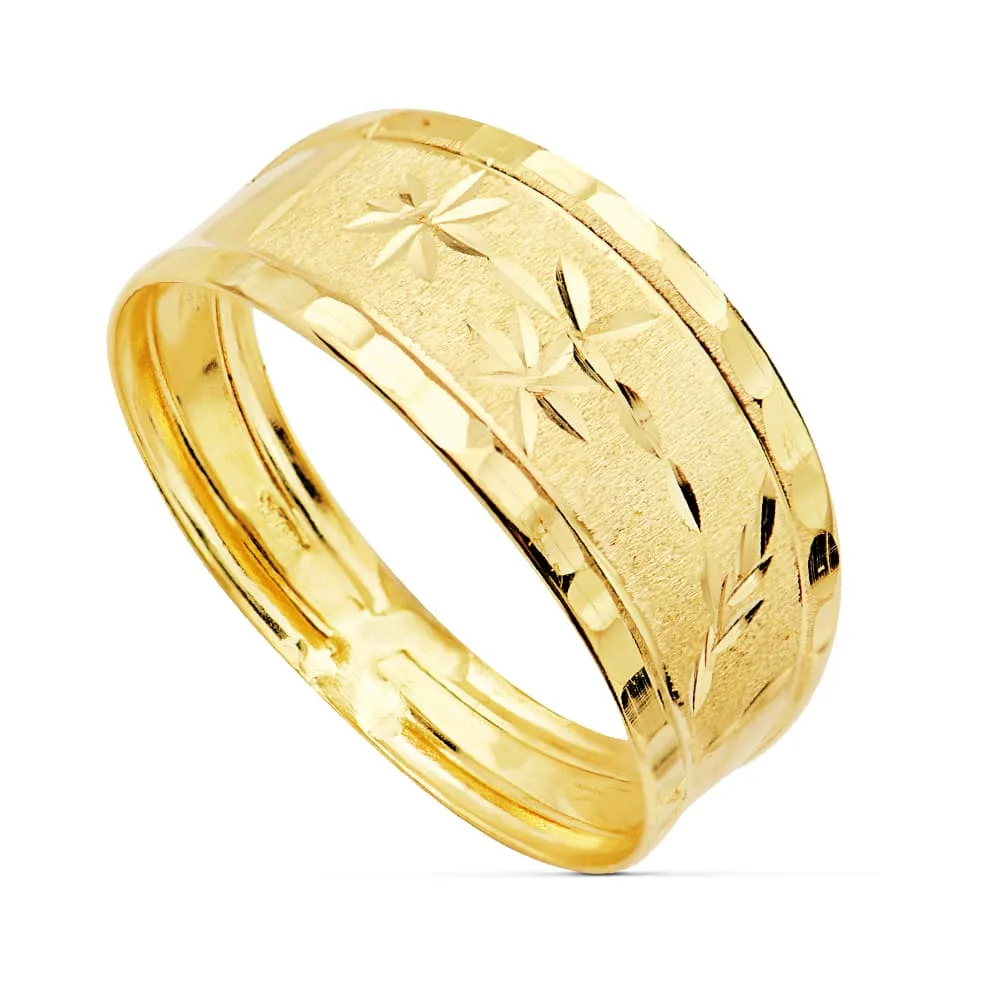 18K SORTIJA ORO AMARILLO MATIZADA CON FLORES TALLADAS Y BORDES TALLADOS. ANCHO 9 MM