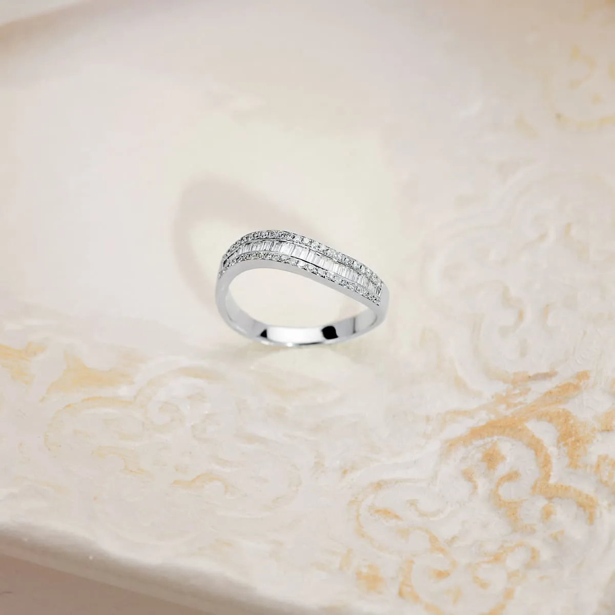 18K SORTIJA ORO BLANCO DIAMANTES TALLA BRILLANTE 0.180 QTS.  -0.300 QTS. ANCHO: 4MM — vista 2