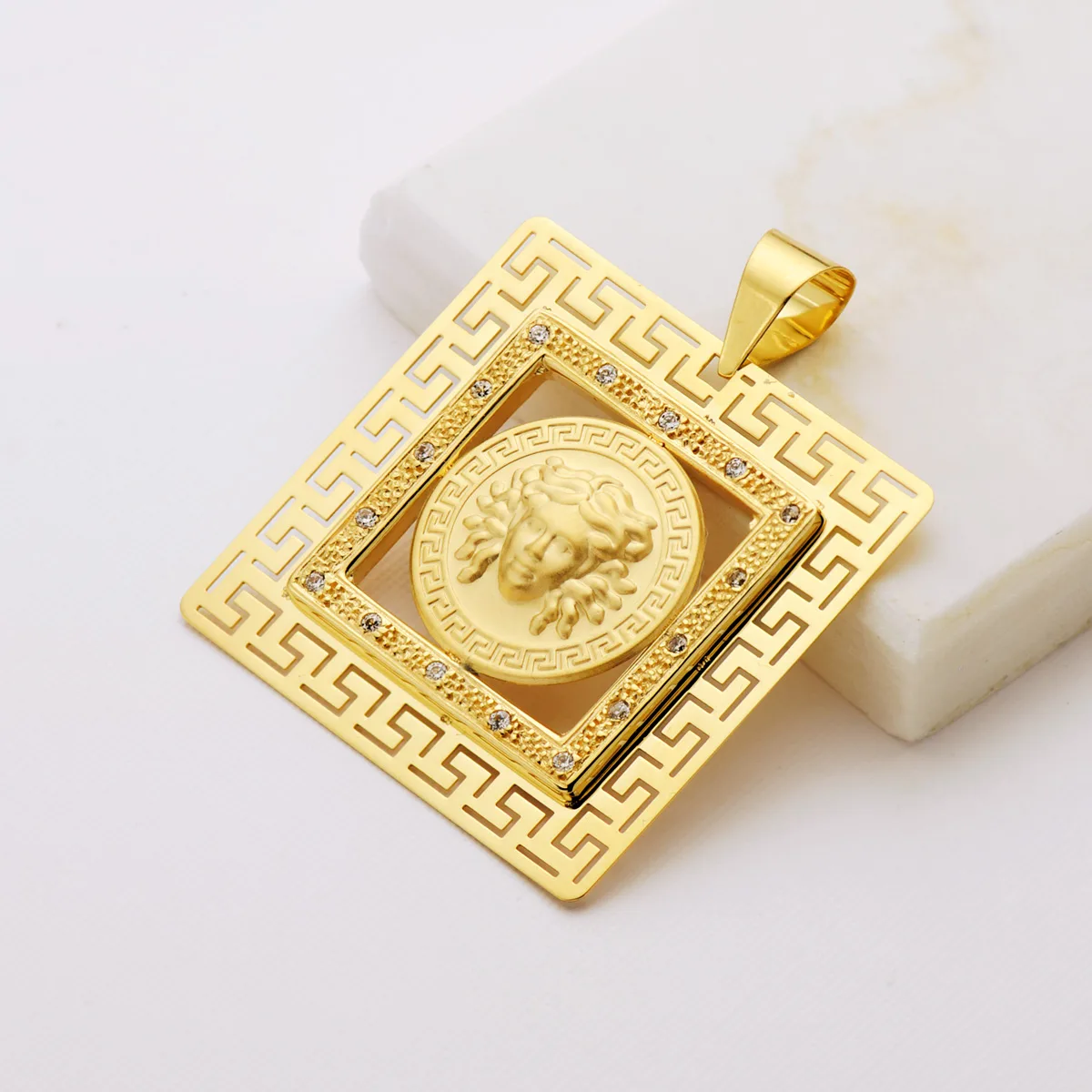 18K COLGANTE ORO AMARILLO CUADRADO MEDUSA Y GRECAS CON CIRCONITA 37X37 MM — vista 2