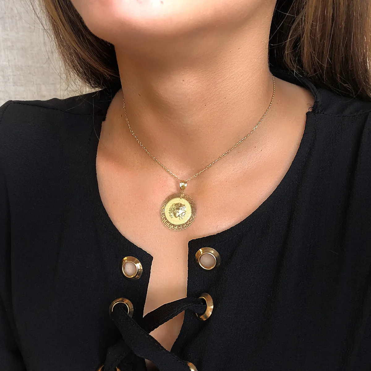 18K MEDALLA ORO AMARILLO MEDUSA CON BORDE CALADA Y GRECA MATIZADA 20 MM — vista 3