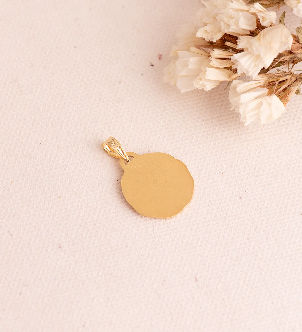 18K MEDALLA ORO AMARILLO ANGEL QUERUBIN TALLADO 19 MM — vista 2