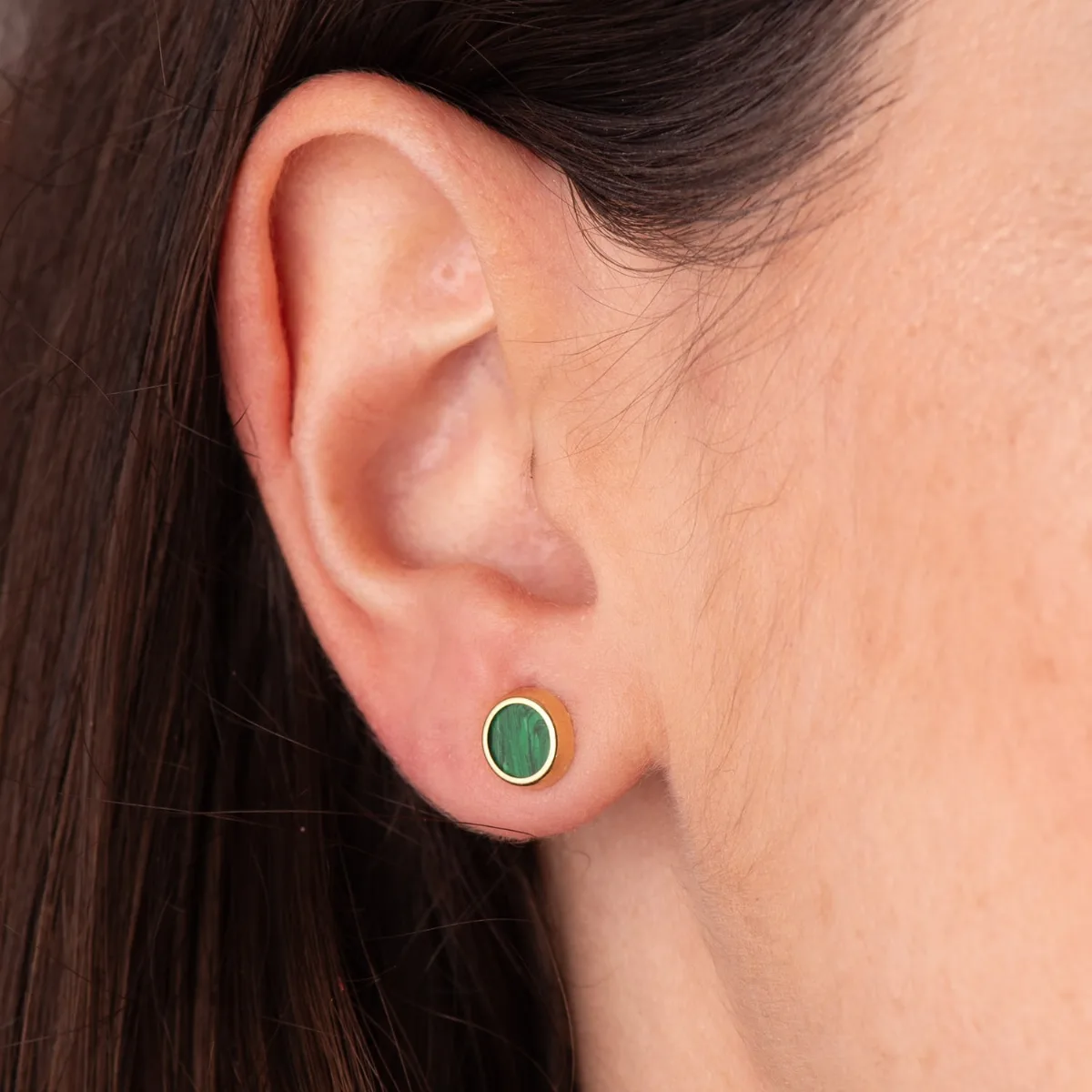 18K PENDIENTES ORO AMARILLO REDONDOS CON MALAQUITA 7 MM. CIERRE PRESION — vista 3