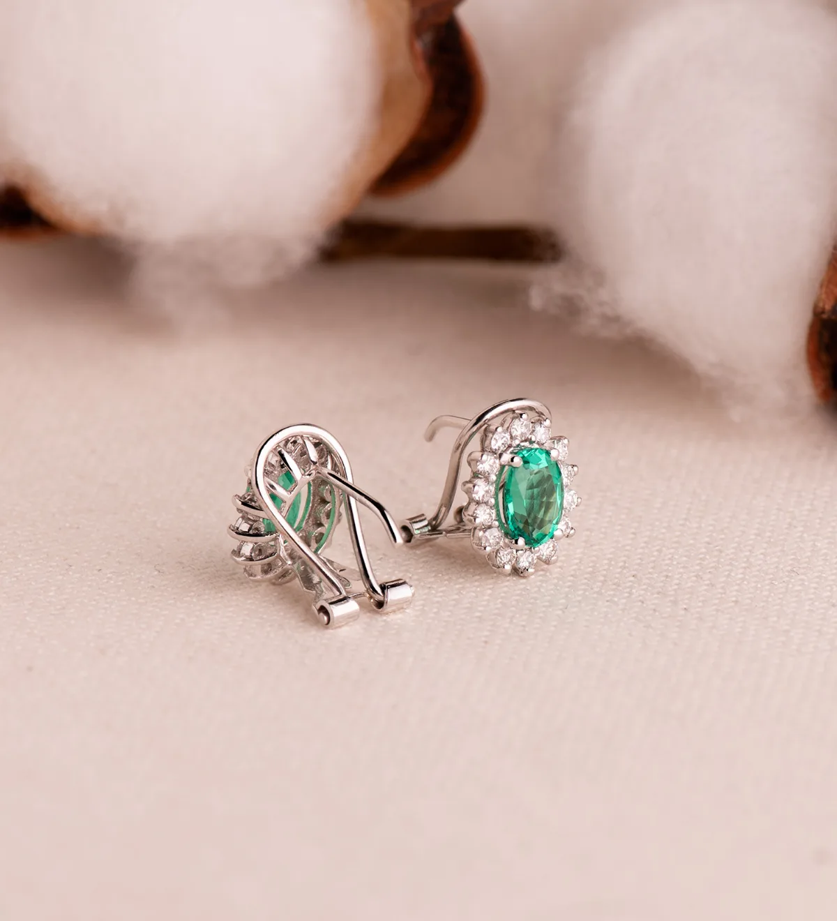 18K PENDIENTES ORO BLANCO DIAMANTES DE LABORATORIO Y ESMERALDA RECRISTALIZADA 7X5 MM 1,50 QTS VS2-G. 0,580 QTS.11,5xX9,5 MM CIERRE OMEGA — vista 2