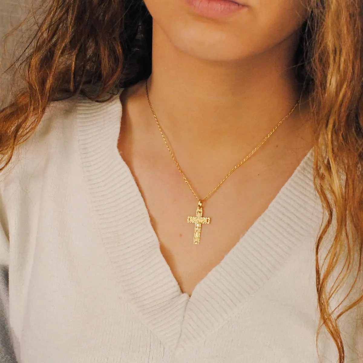 18K CRUZ ORO AMARILLO CON CRISTO TALLADA 27X17 MM — vista 2