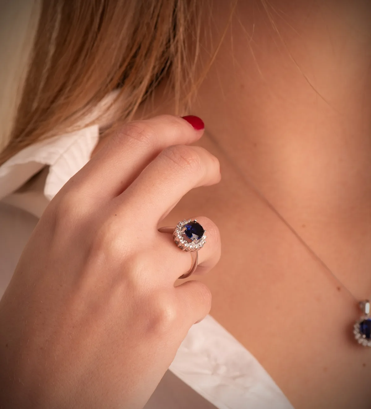 18K SORTIJA ORO BLANCO ZAFIRO 9X7 MM 2,47 QT. DIAMANTES 0,52 QT. VS2-G. MEDIDA: 14X12,5 MM — vista 2