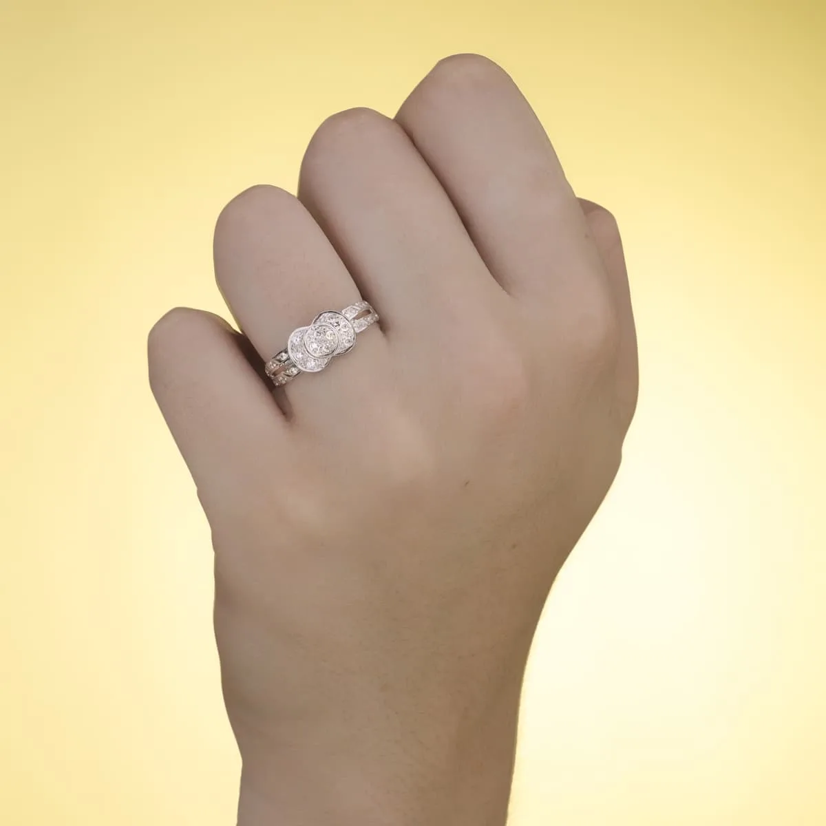 18K SORTIJA ORO BLANCO MOTIVO CON CIRCONITAS. ANCHO 7,5 MM — vista 2