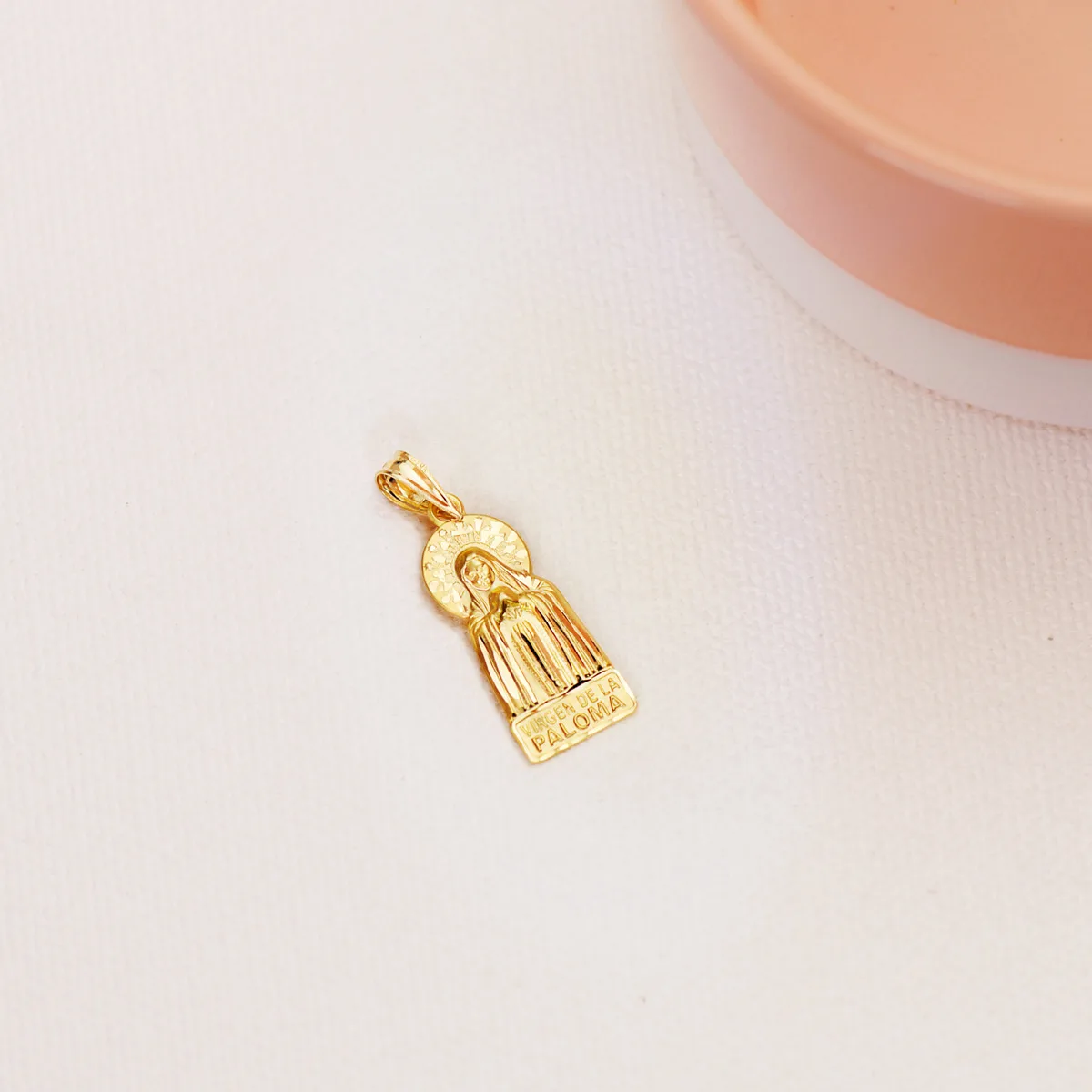 18K MEDALLA ORO AMARILLO VIRGEN DE LA PALOMA SILUETA TALLADA 20X9 MM — vista 2