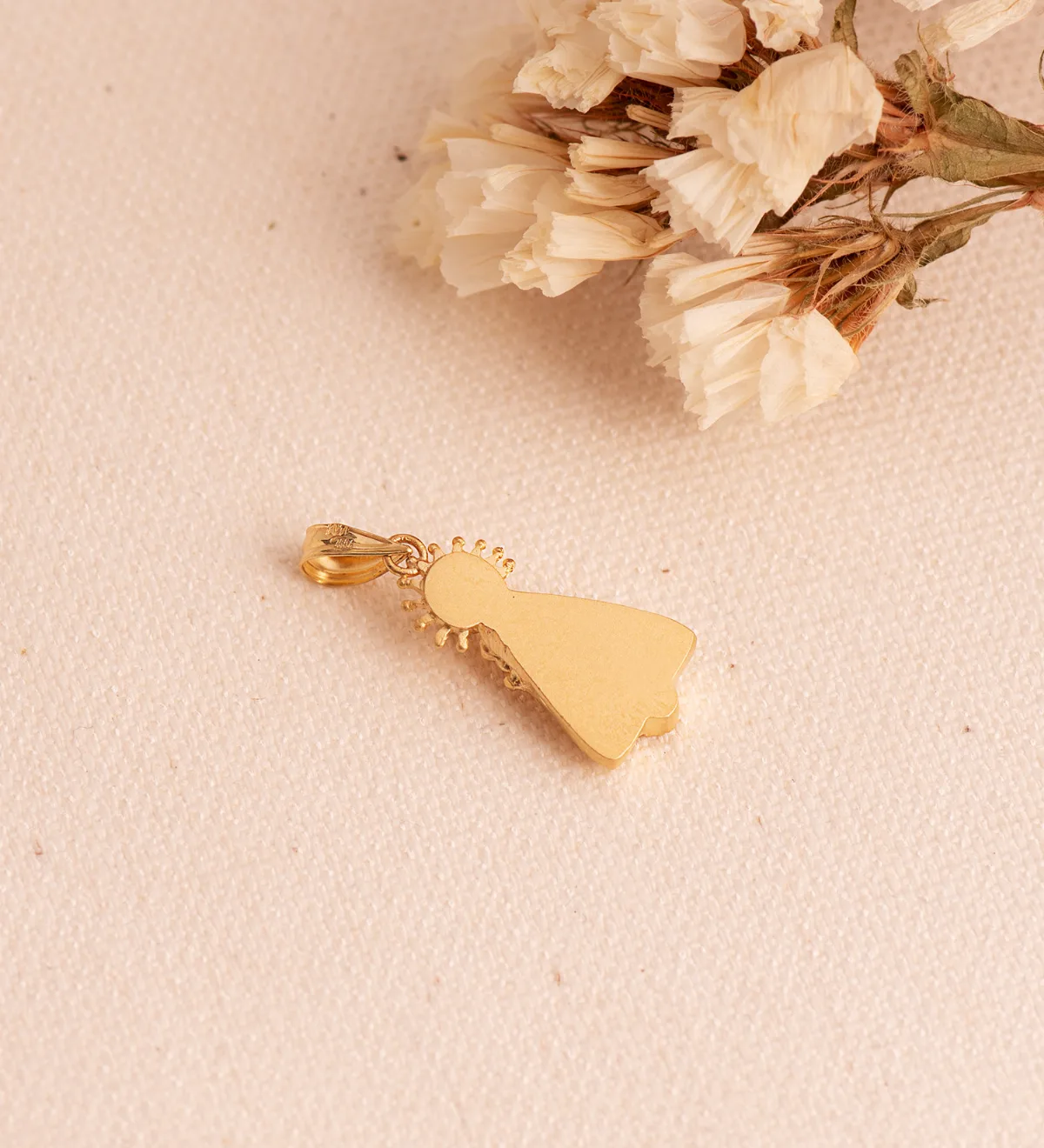 18K MEDALLA SILUETA VIRGEN ORO AMARILLO DE LOS DESAMPARADOS 20X10 MM — vista 3