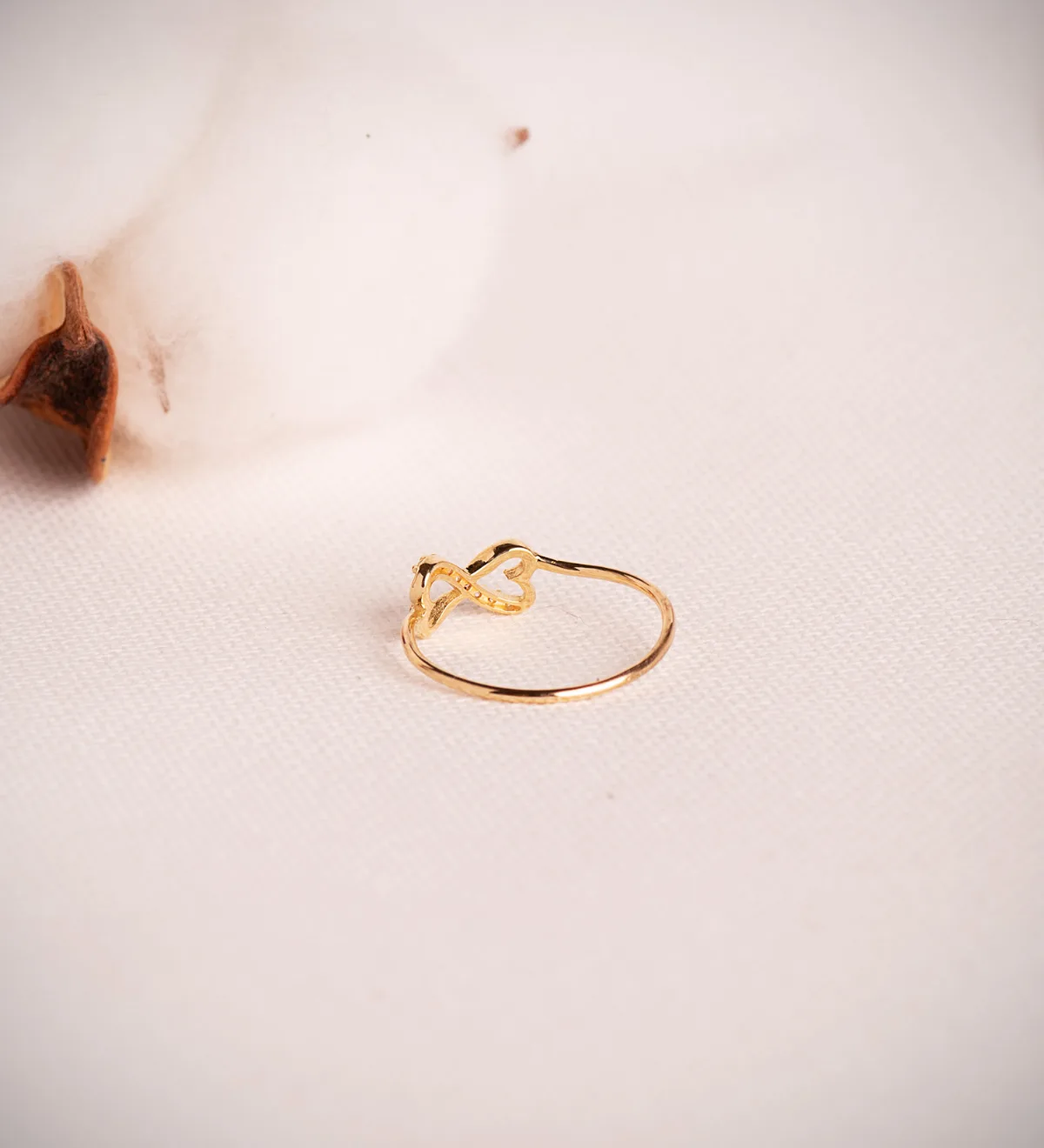 18K SORTIJA ORO AMARILLO CORAZONES CALADOS UNIDOS CON CIRCONITAS. ANCHO: 6 MM C. AMOR — vista 3
