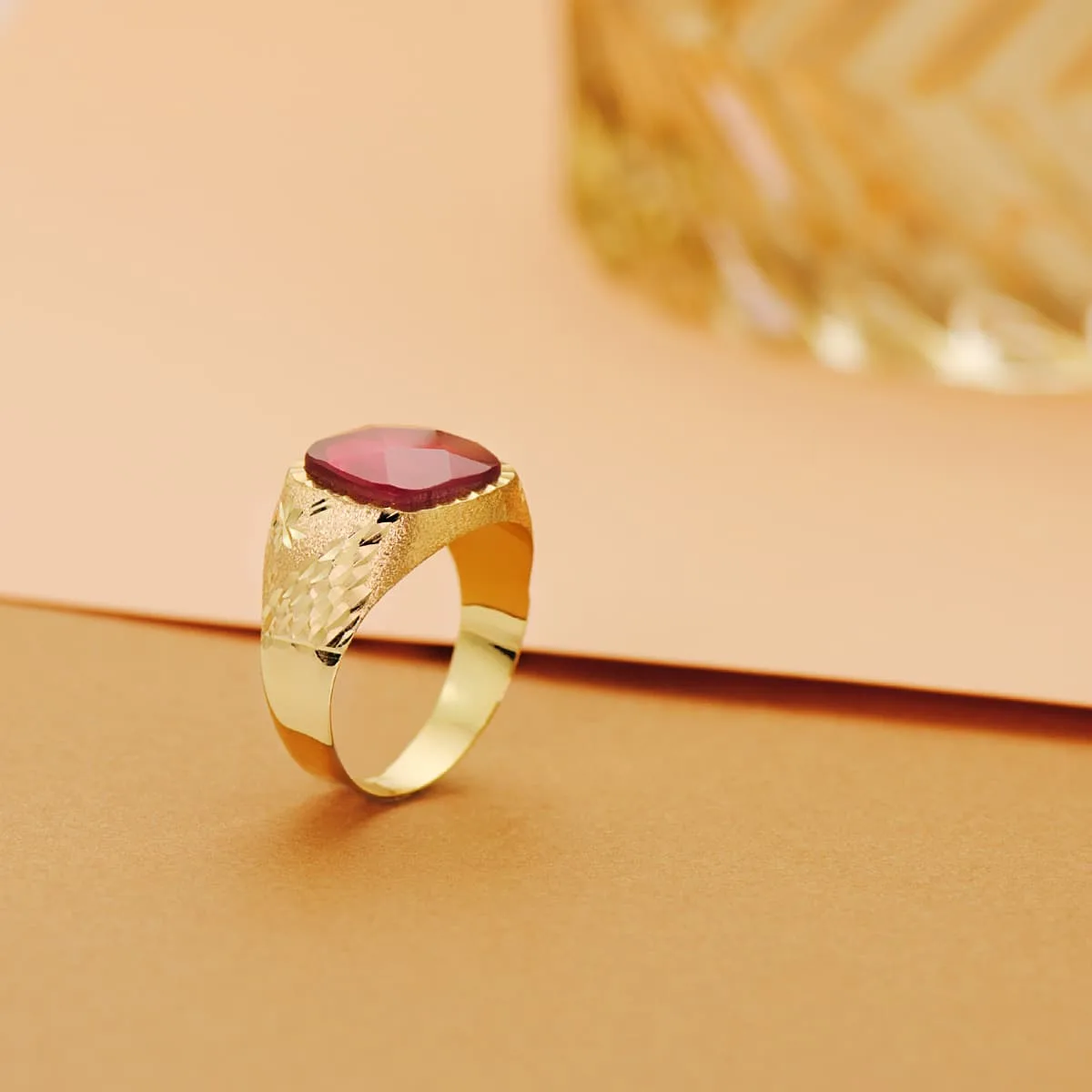 9K SELLO ORO AMARILLO HUECO PIEDRA ROJA LATERAL TALLADO 14 MM — vista 2