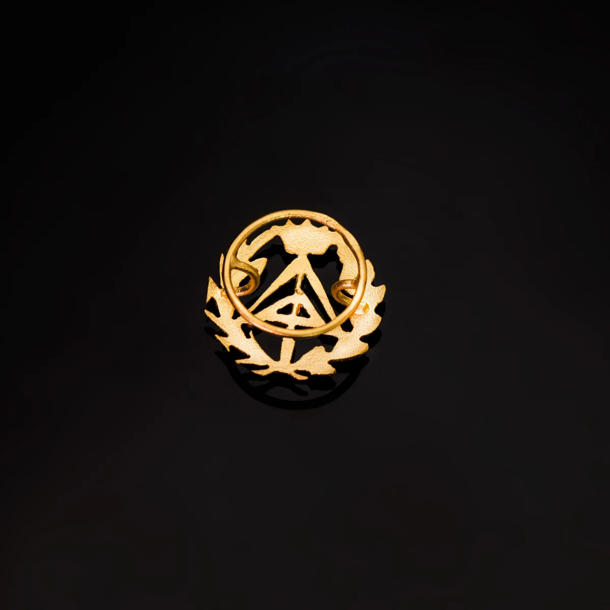 18K INSIGNIA ORO AMARILLO APAREJADOR ( ARQUITECTO TECNICO )16 X 15 MM — vista 3