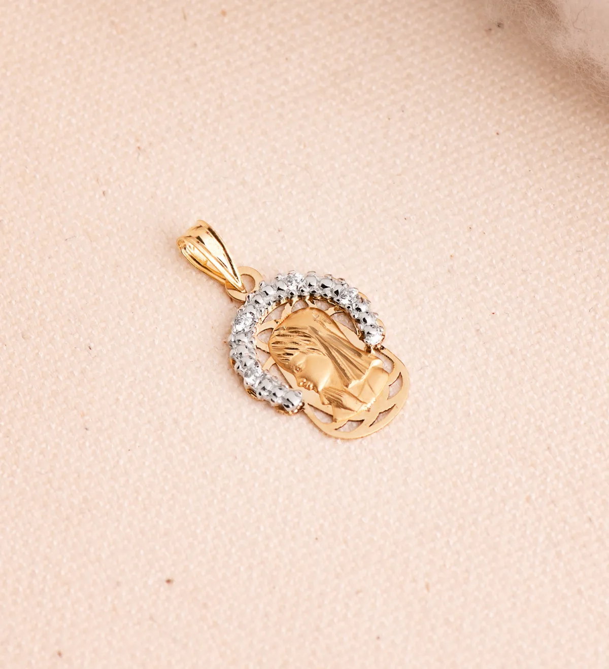 18K COLGANTE ORO BICOLOR VIRGEN NIÑA CORONA CON CIRCONITAS. MEDIDA: 20 X 14 MM — vista 2