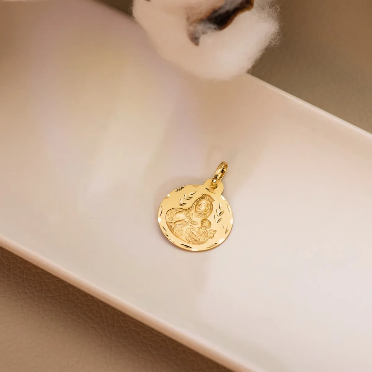 18K MEDALLA ORO AMARILLO TALLADA VIRGEN DEL CARMEN 20 MM — vista 2