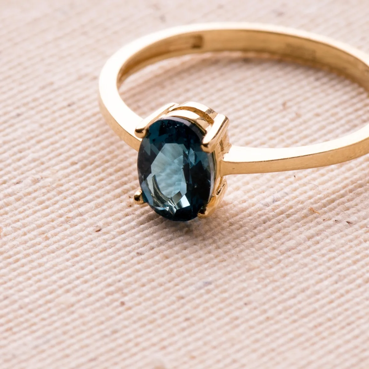 18K SORTIJA ORO AMARILLO GARRAS PIEDRA AZUL BLUE LONDON 7 X 5MM ANCHO CUERPO 2MM — vista 2