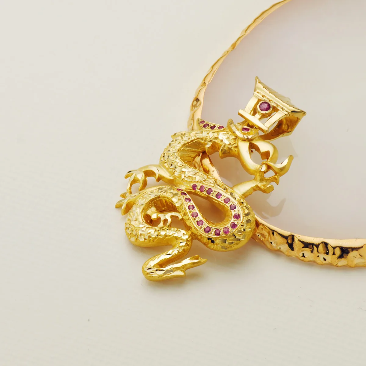 18K COLGANTE ORO AMARILLO DRAGON CON CIRCONITA ROJAS. 43X35 MM — vista 3