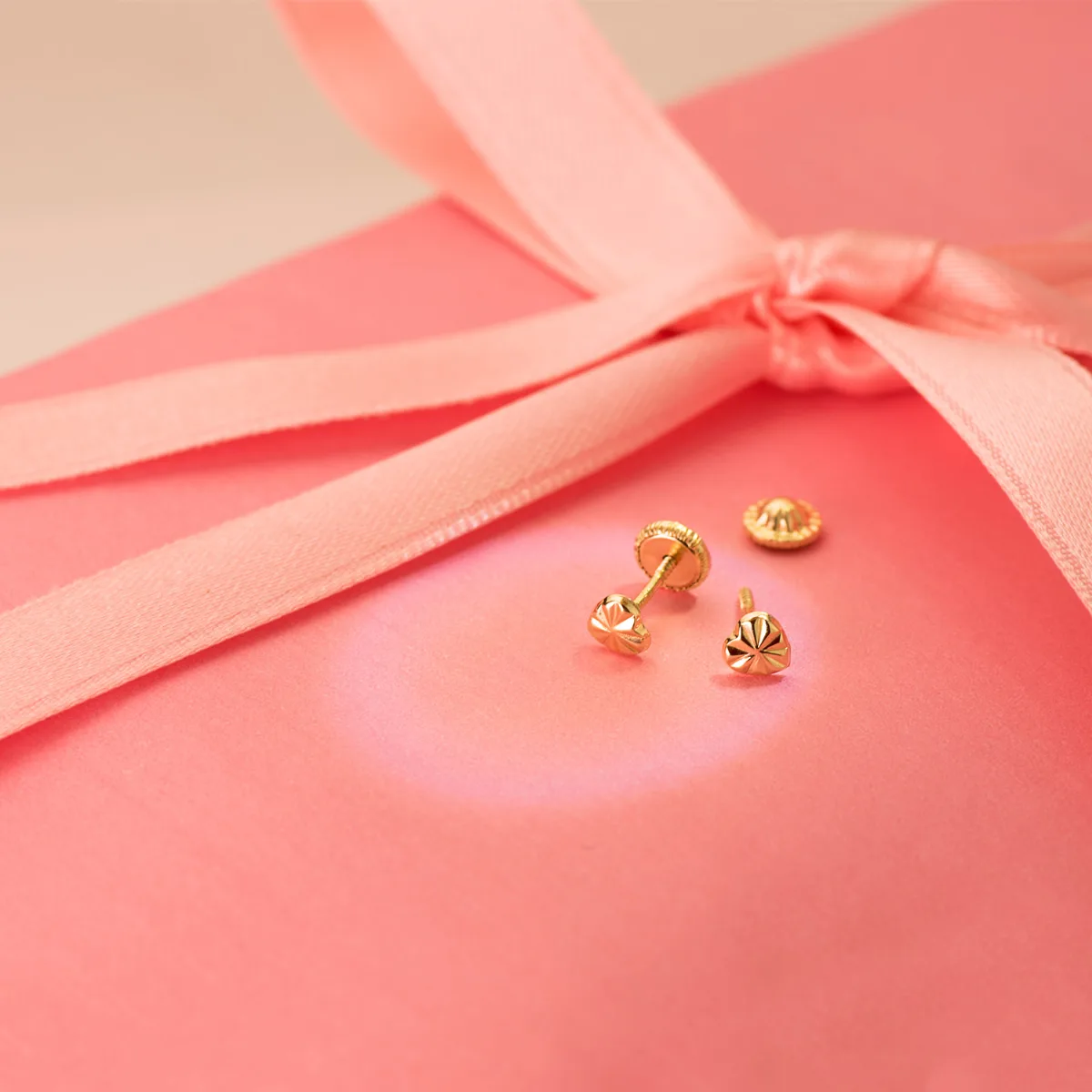 18K PENDIENTES ORO AMARILLO CORAZON 4 X 4 MM CIERRE TUERCA — vista 2