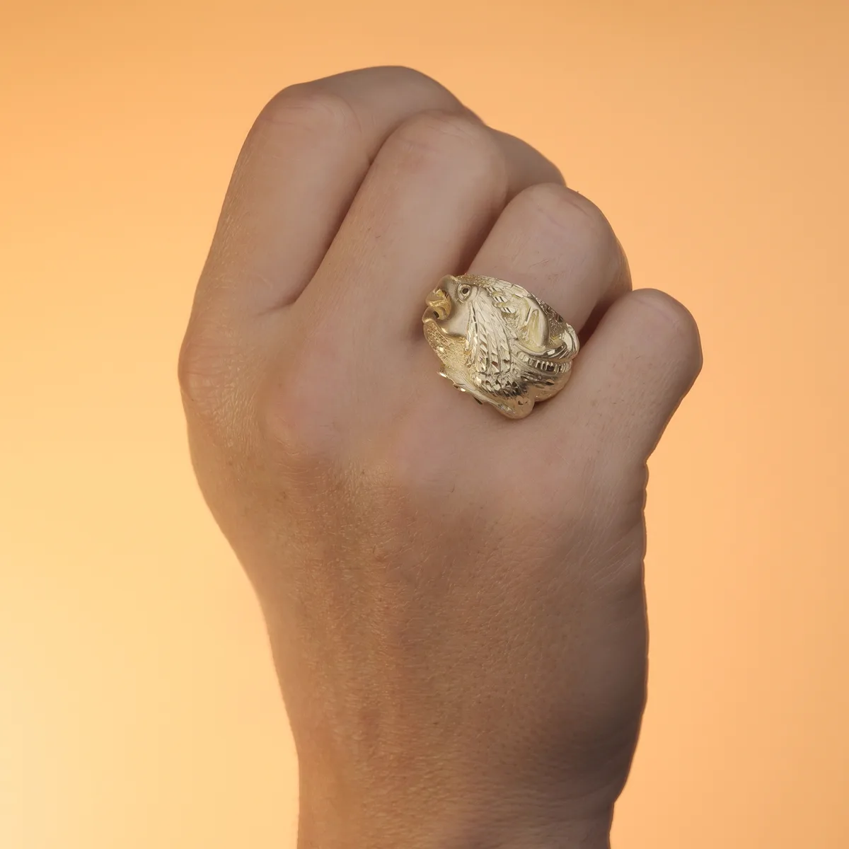 9K SELLO ORO AMARILLO CABALLERO TALLADO DRAGON ANCHO 22 MM — vista 3