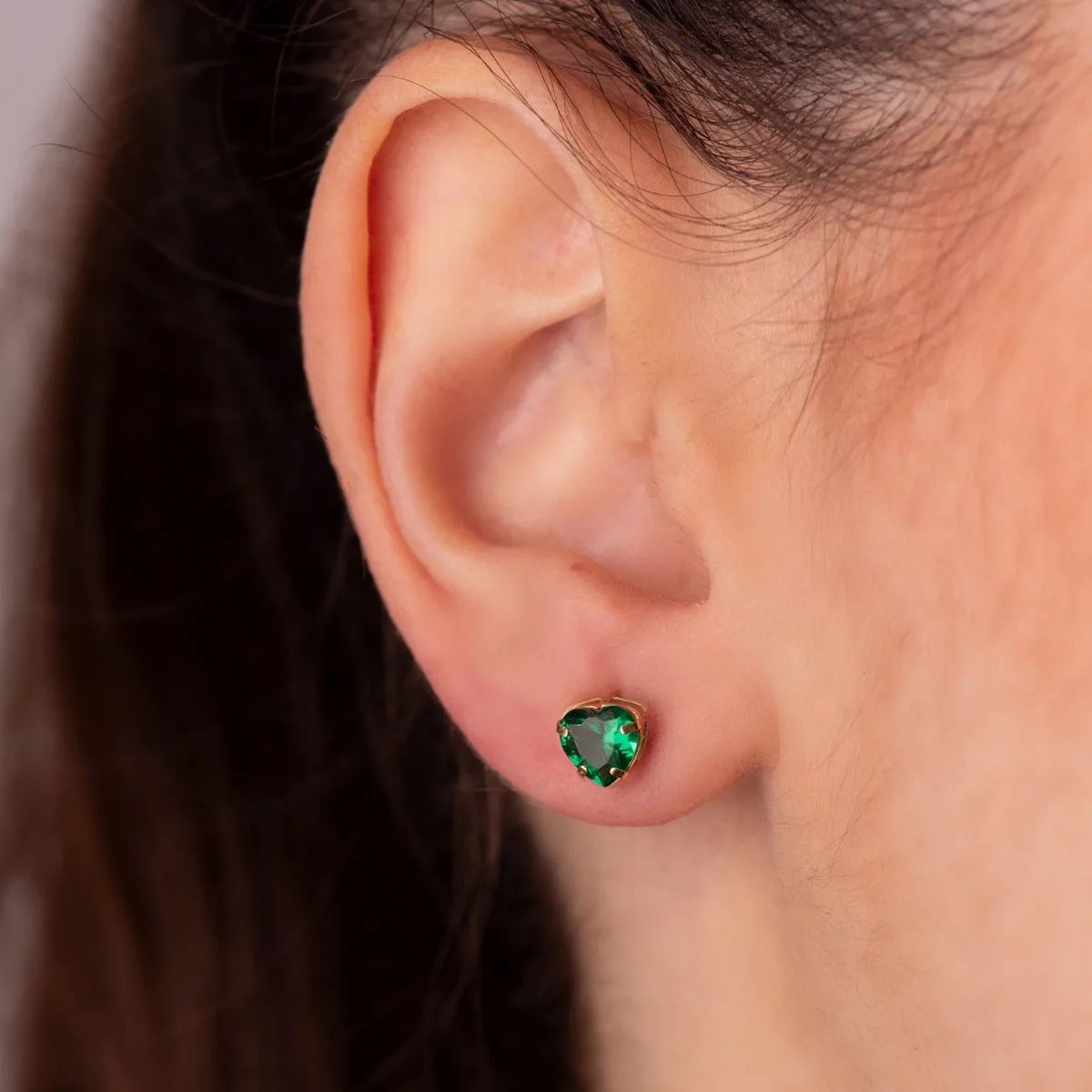 18K PENDIENTES ORO AMARILLO CORAZON PIEDRA COLOR VERDE 6 X 6 MM. CIERRE PRESION — vista 3