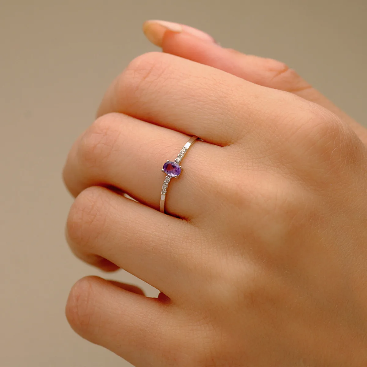 18K SORTIJA DIAMANTE ORO BLANCO 0.030 QT  OVAL AMATISTA NATURAL 4 X 3 MM CUERPO 1.30 MM — vista 2