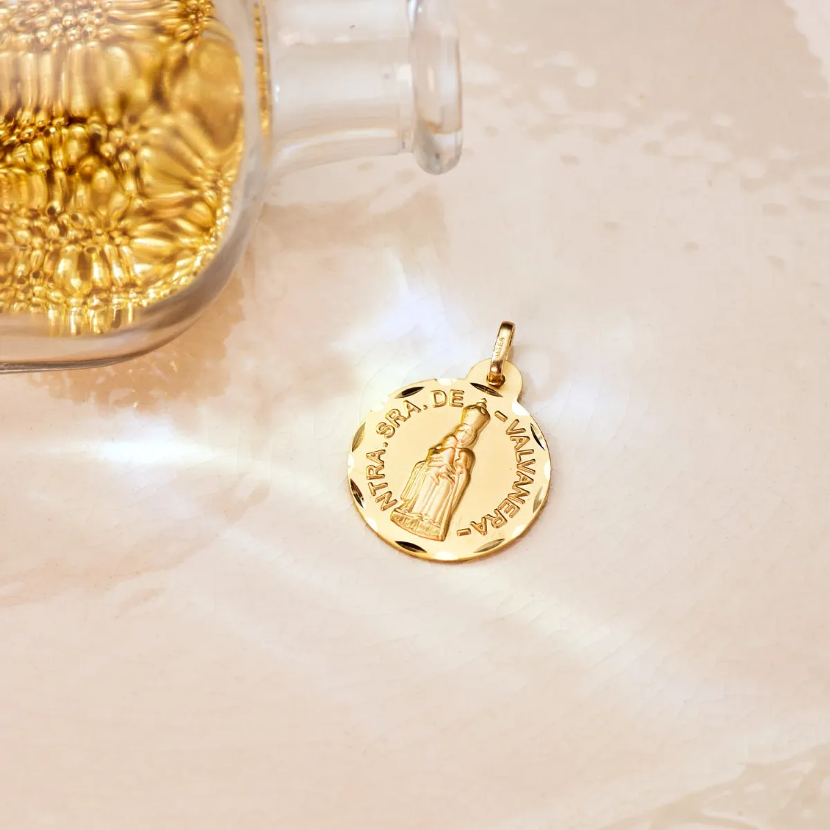 18K MEDALLA ORO AMARILLO NUESTRA SEÑORA DE VALVANERA TALLADA 20 MM — vista 2