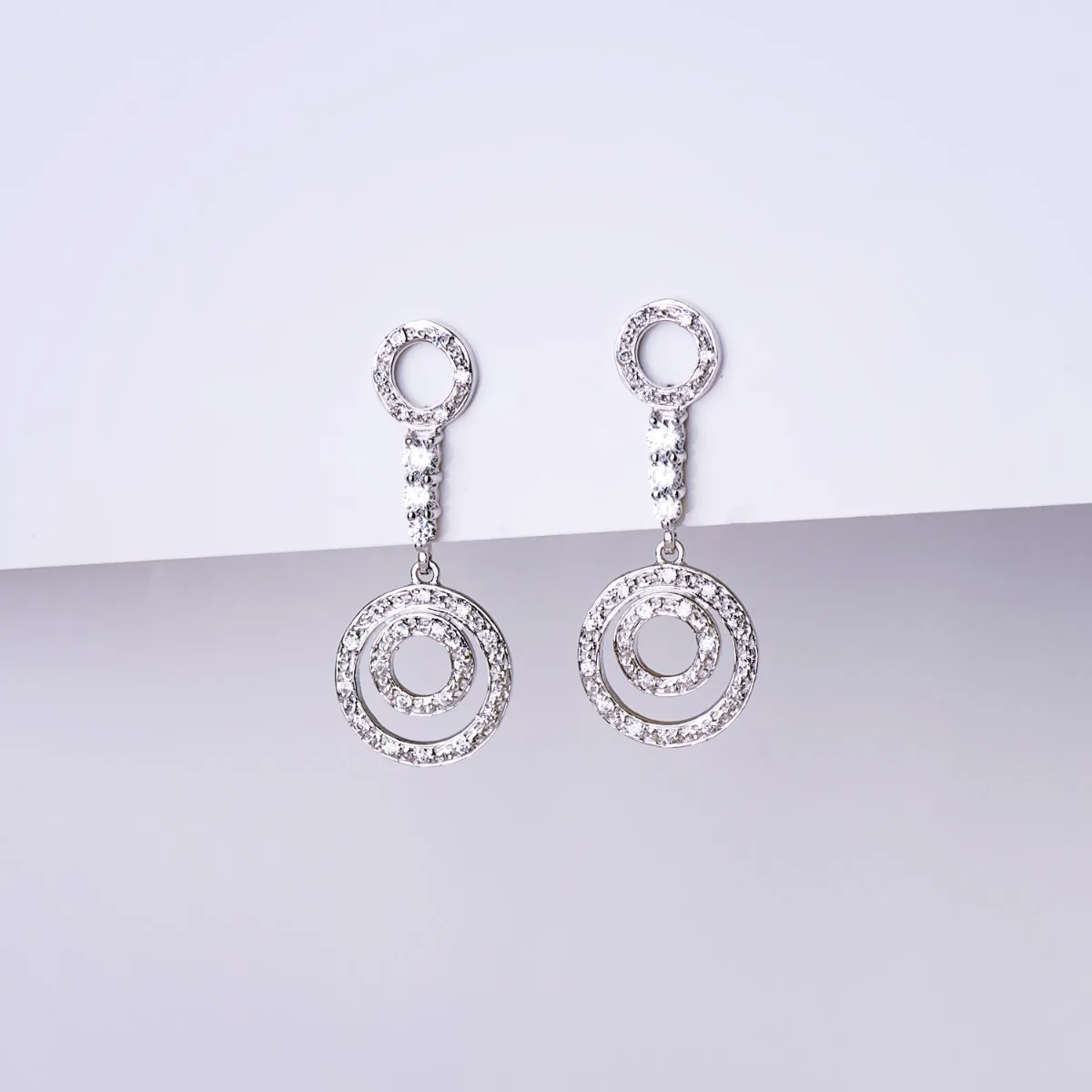 18K PENDIENTES LARGOS ORO BLANCO CIRCONITA CIERRE PRESION — vista 2