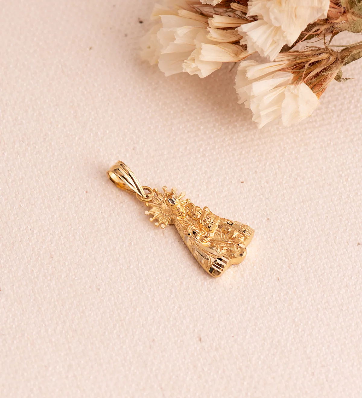 18K MEDALLA SILUETA VIRGEN ORO AMARILLO DE LOS DESAMPARADOS 20X10 MM — vista 2