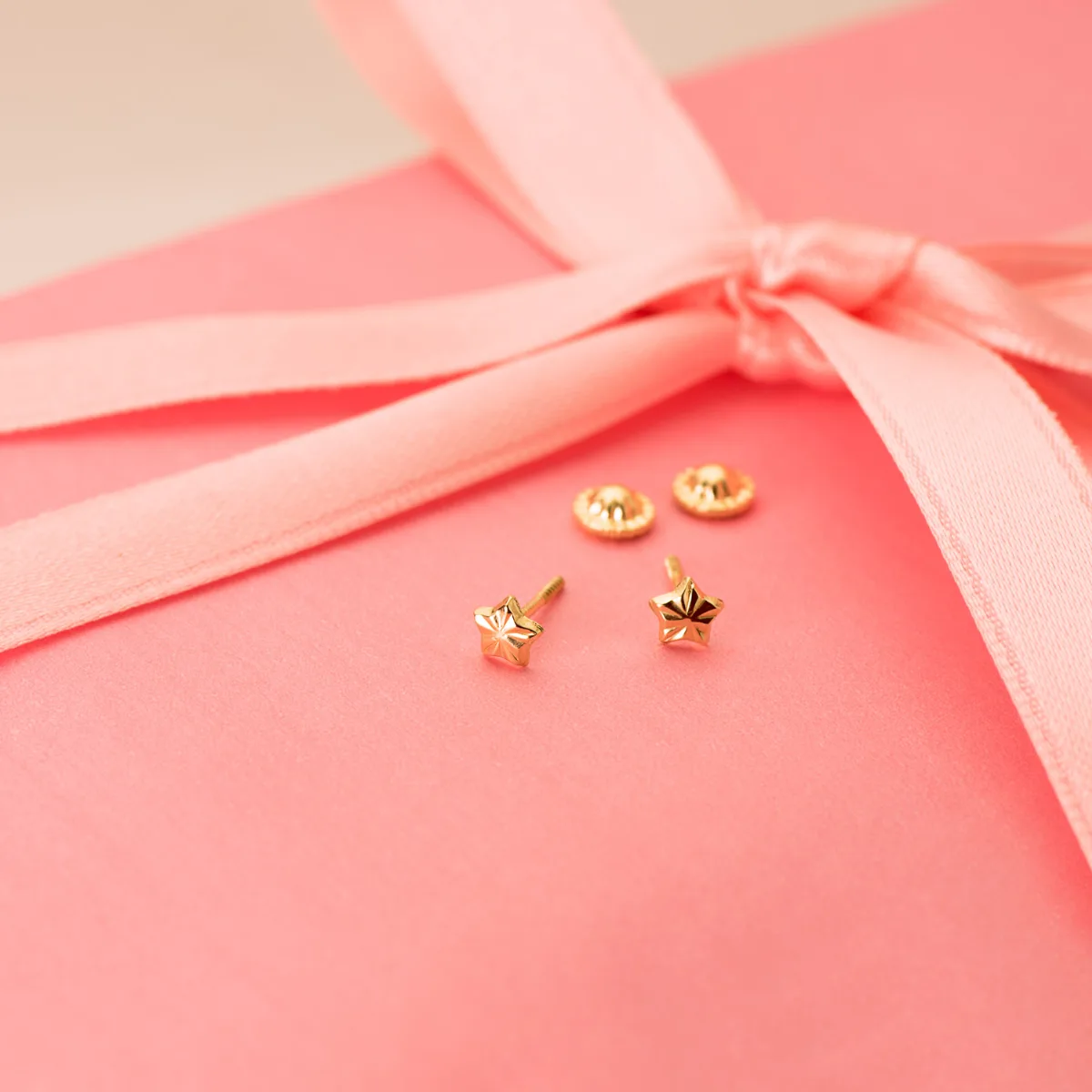 18K PENDIENTES ORO AMARILLO ESTRELLA 4 X 4 MM CIERRE TUERCA — vista 2