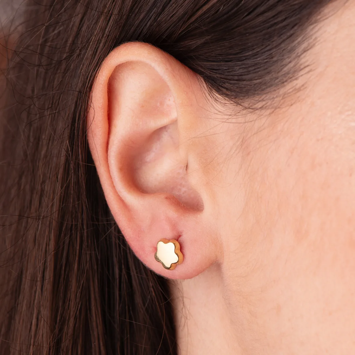 18K PENDIENTES ORO AMARILLO FLOR LISA BRILLO 7,5 X 7,5 MM. CIERRE PRESION — vista 2