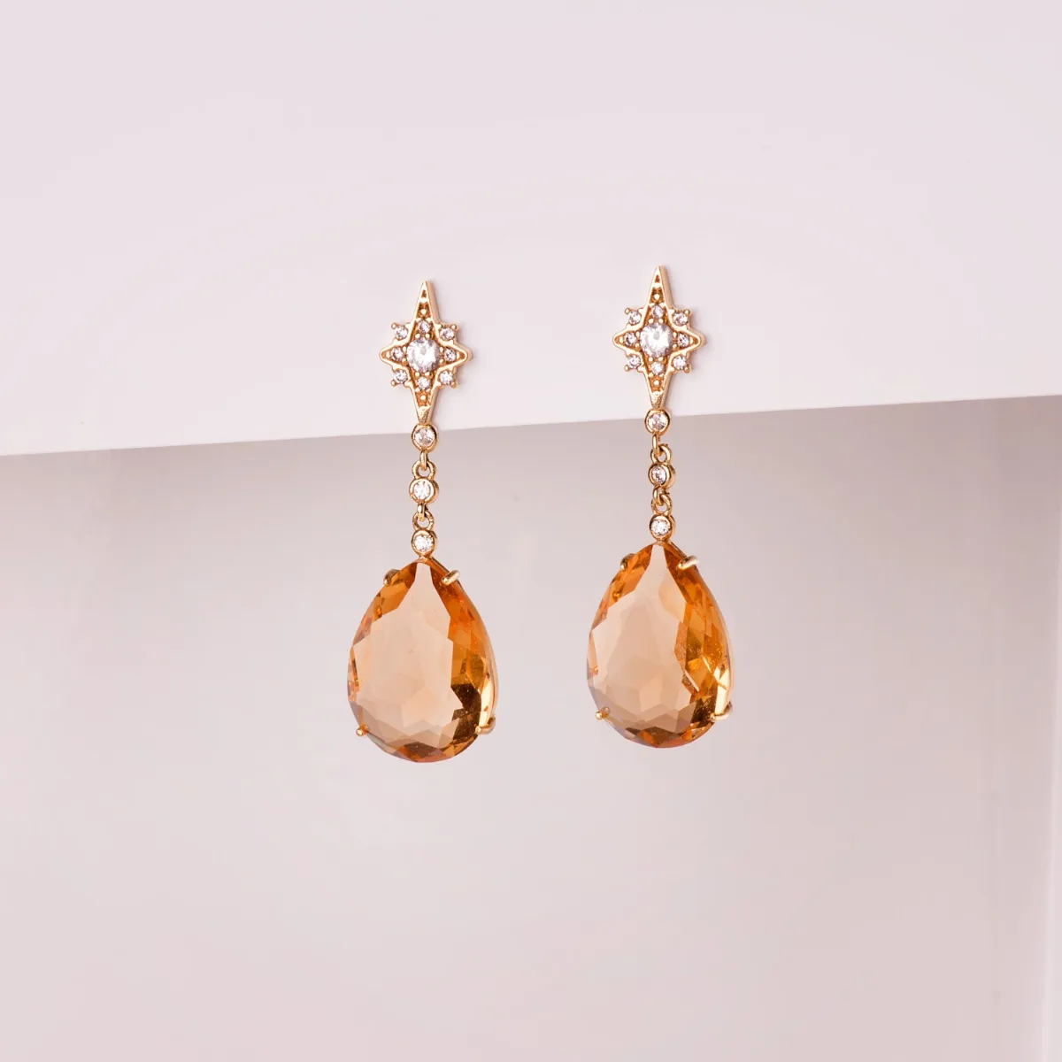18K PENDIENTES ORO AMARILLO PIEDRA PERA COLOR CHAMPAGNE. 41 X 13 MM CIERRE PRESION — vista 2