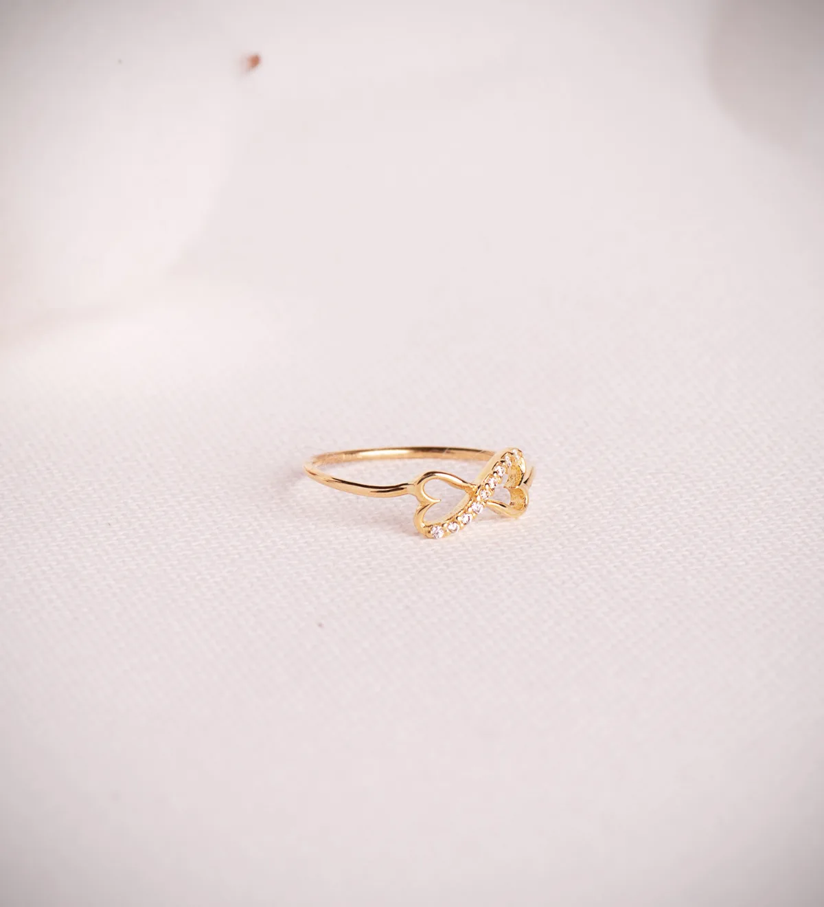 18K SORTIJA ORO AMARILLO CORAZONES CALADOS UNIDOS CON CIRCONITAS. ANCHO: 6 MM — vista 2