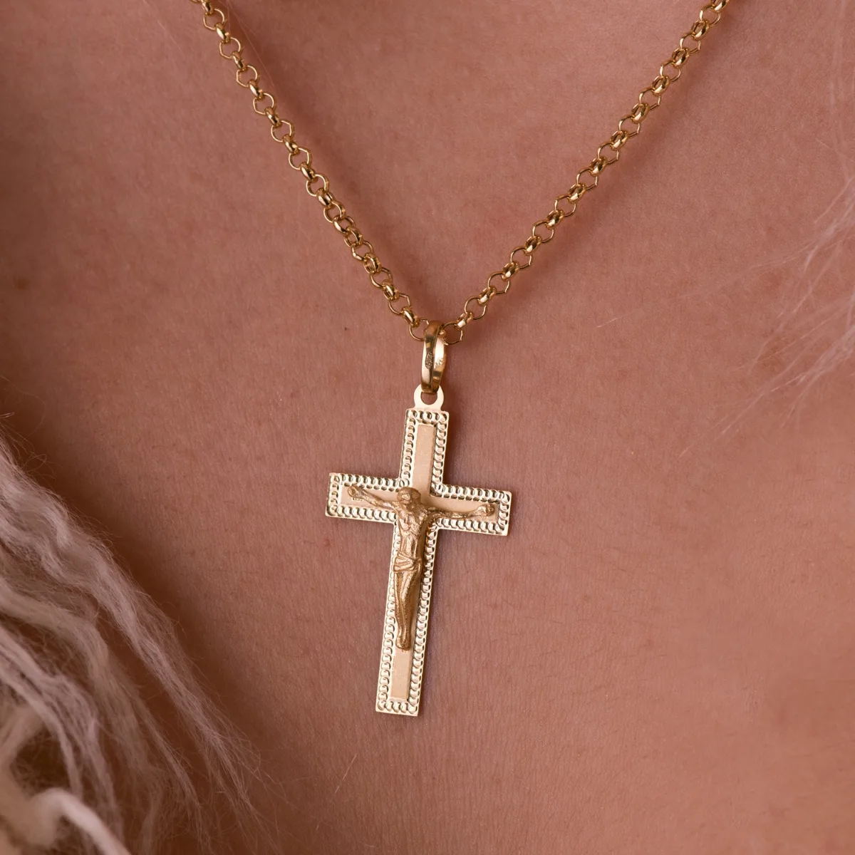 18K CRUZ ORO AMARILLO CON CRISTO TALLADA 35X20 MM — vista 2