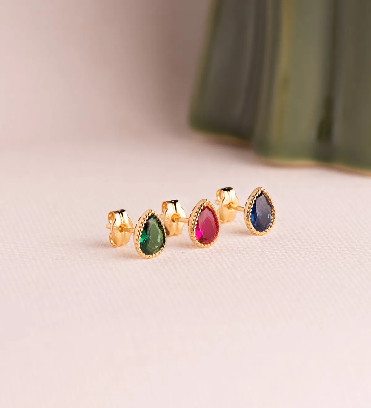 18K PENDIENTES ORO AMARILLO GOTA PIEDRA AZUL BORDES BOLITAS. MEDIDA: 7 X5 MM. CIERRE PRESION — vista 2