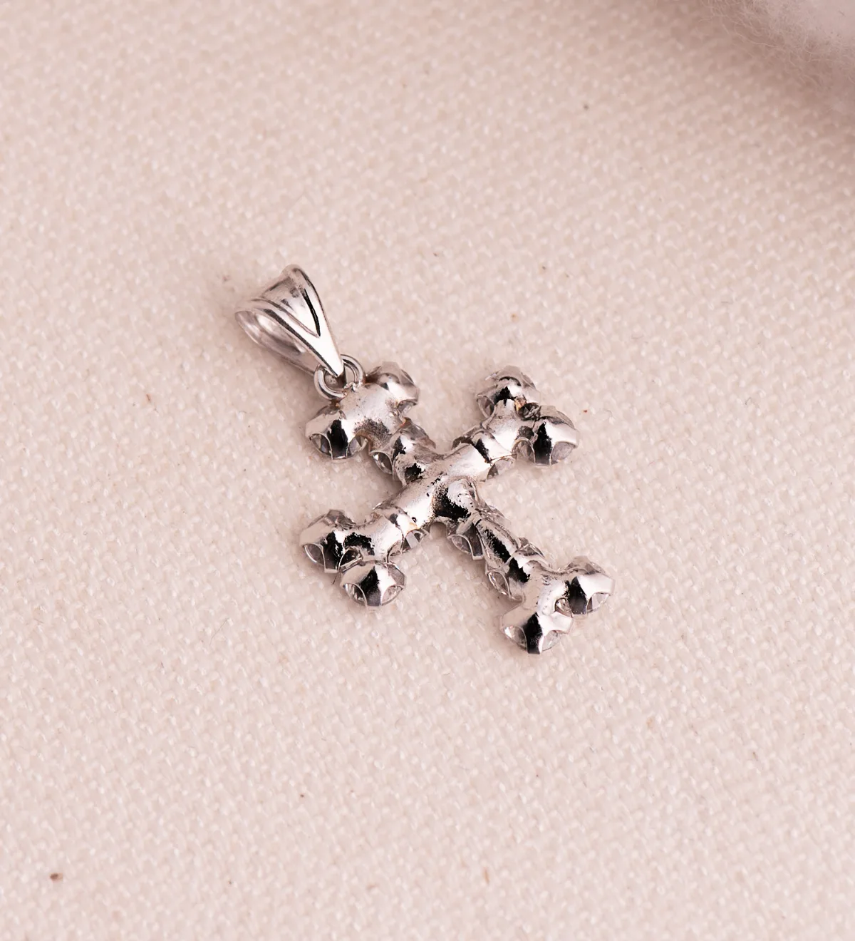 18K CRUZ ORO BLANCO CON CIRCONITA EN GARRAS. MEDIDA: 19 X 15 MM — vista 3