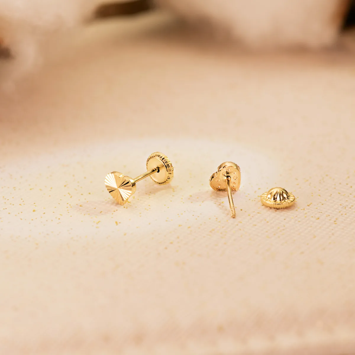 18K PENDIENTES ORO AMARILLO CORAZON TALLADO. 5 X 4 MM CIERRE TUERCA — vista 2