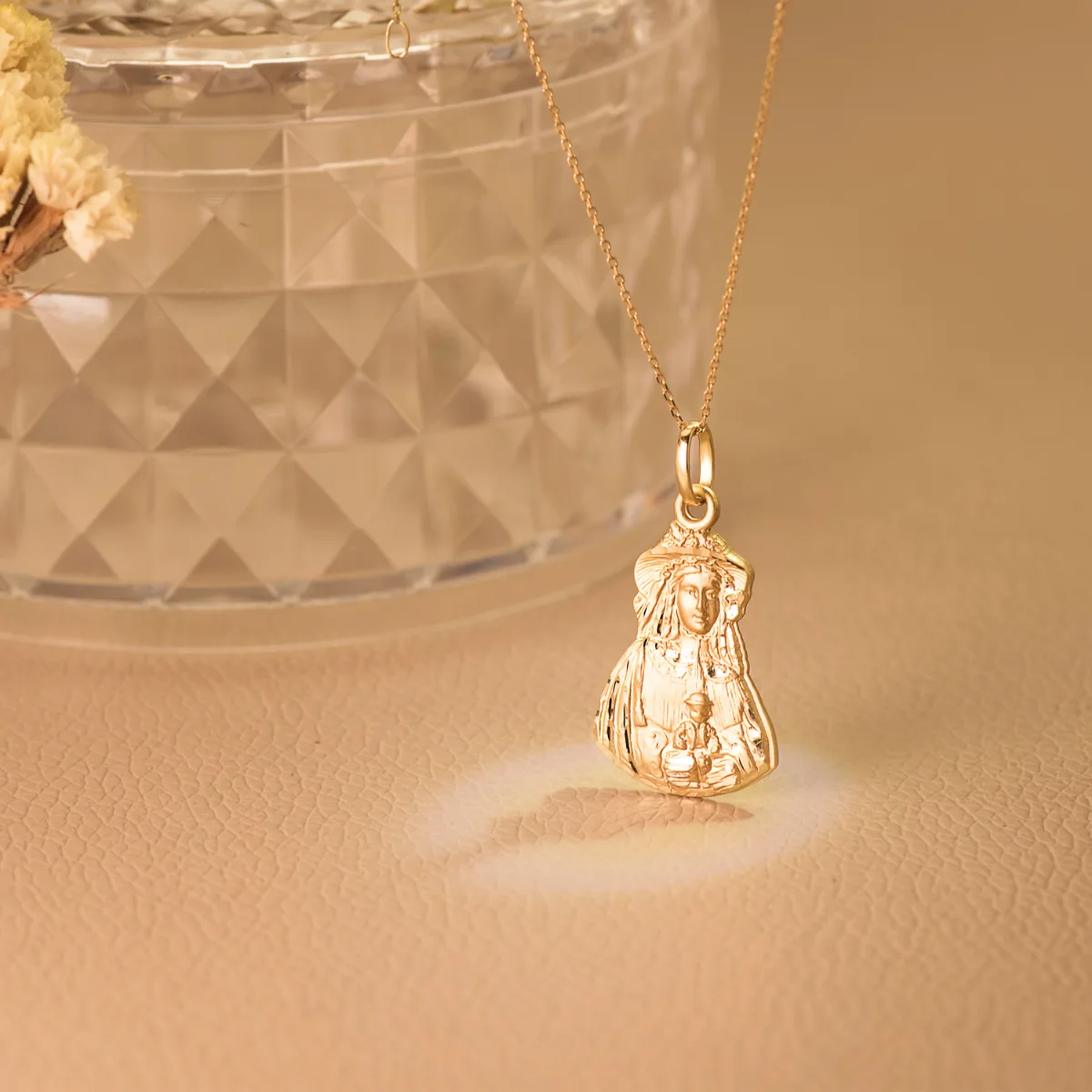 18K MEDALLA ORO AMARILLO VIRGEN DEL ROCIO PASTORA TALLADA 28X18 MM — vista 3