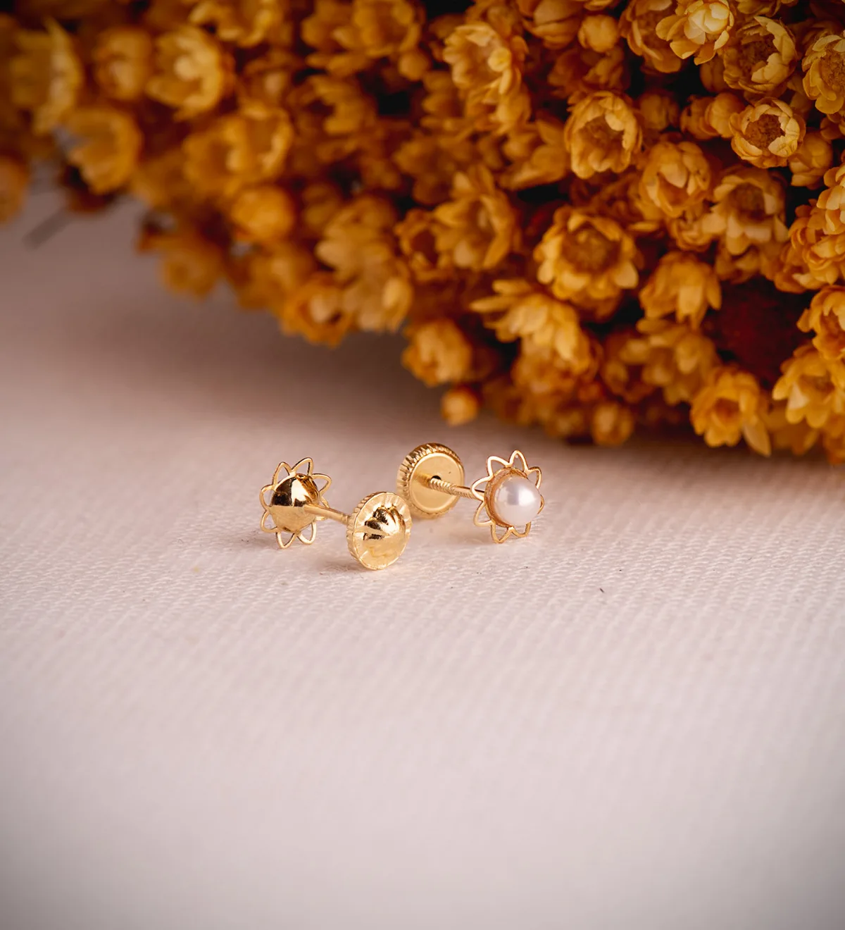 18K PENDIENTES ORO AMARILLO FLOR CALADA CON PERLA 3MM. MEDIDA: 6 MM. CIERRE TUERCA — vista 2