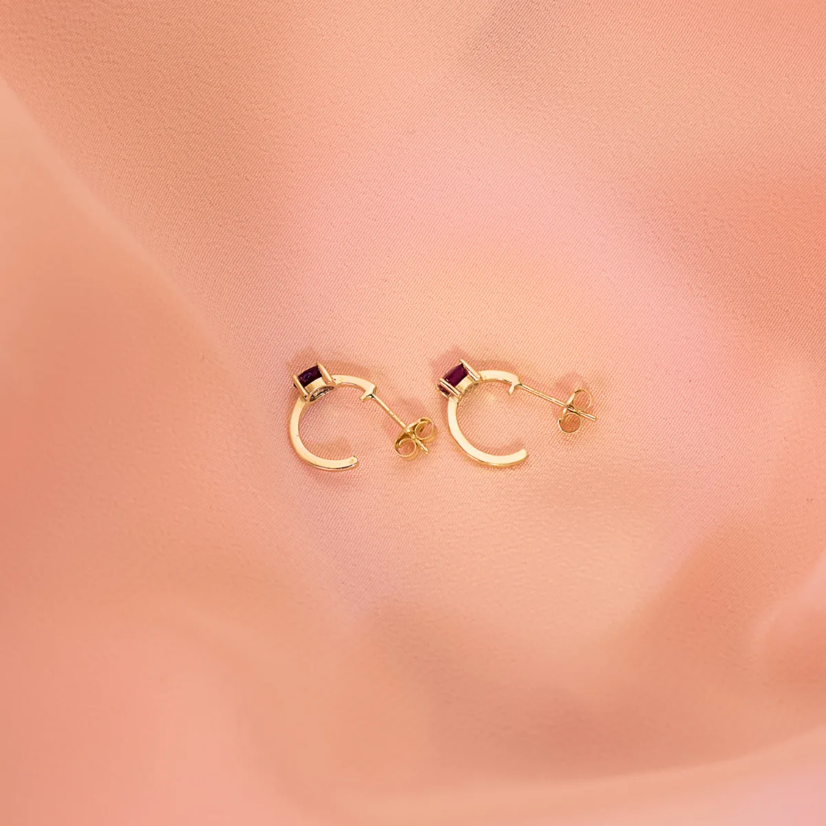 18K PENDIENTES ORO AMARILLO MEDIO ARO LISO CON RUBI 12X3 MM CIERRE PRESION. — vista 2