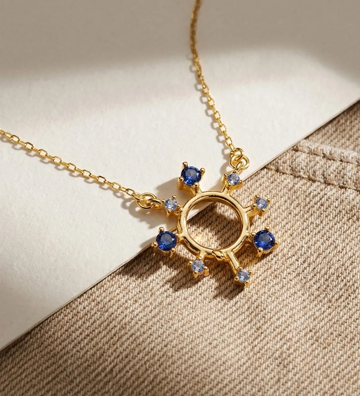 18K COLGANTE ORO AMARILLO RAYOS DE SOL Y CIRCONITAS AZULES 17X16 MM. CADENA FORZADA: 40-2 CM — vista 2